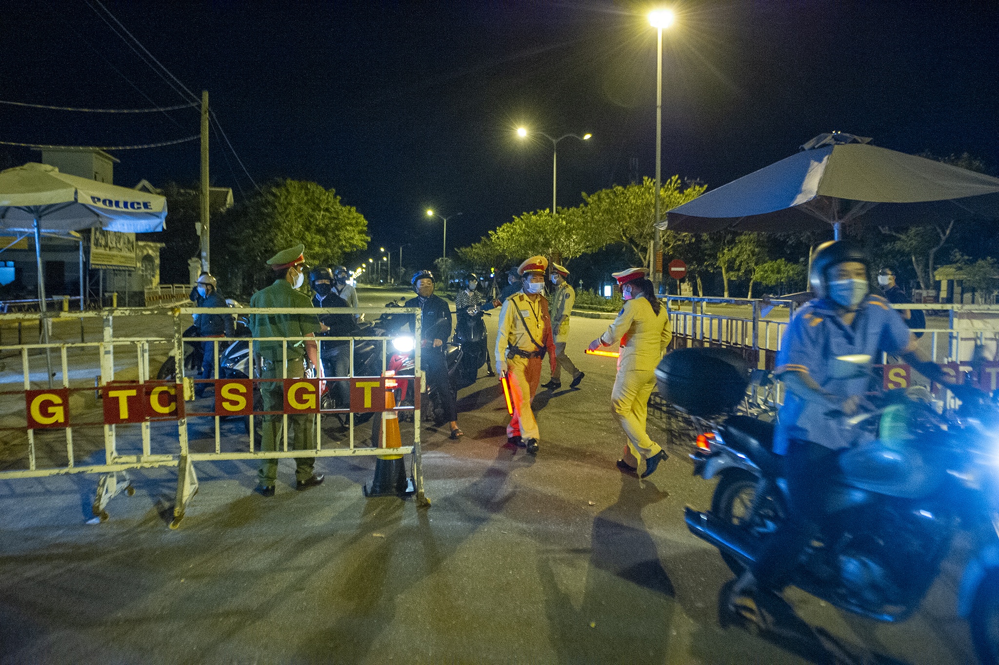 Trang dem canh chot phong toa Da Nang anh 5