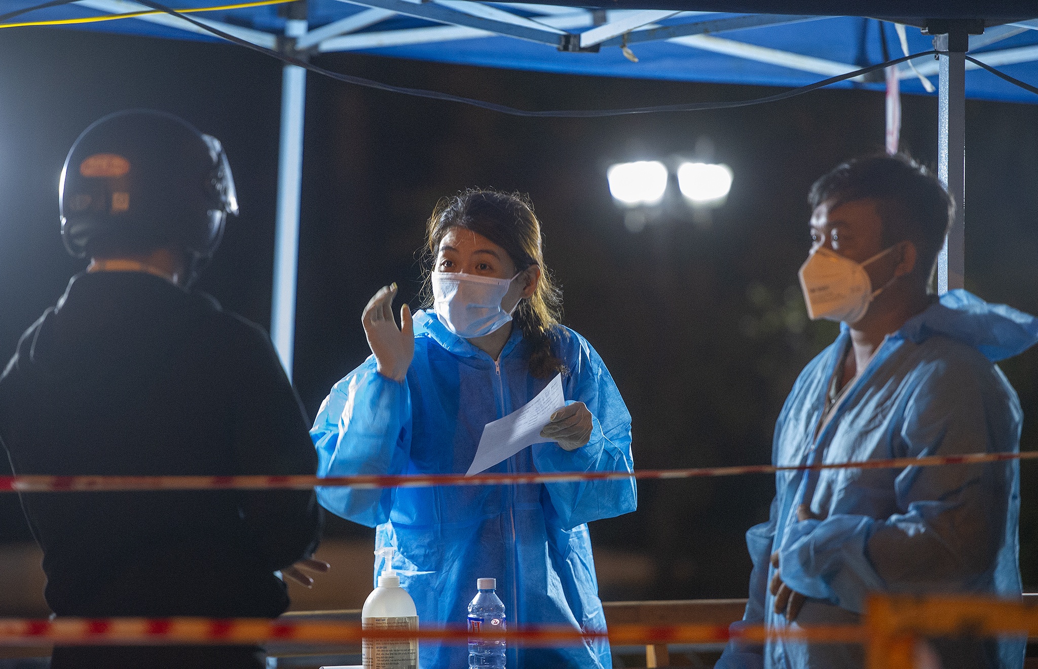 Trang dem canh chot phong toa Da Nang anh 6