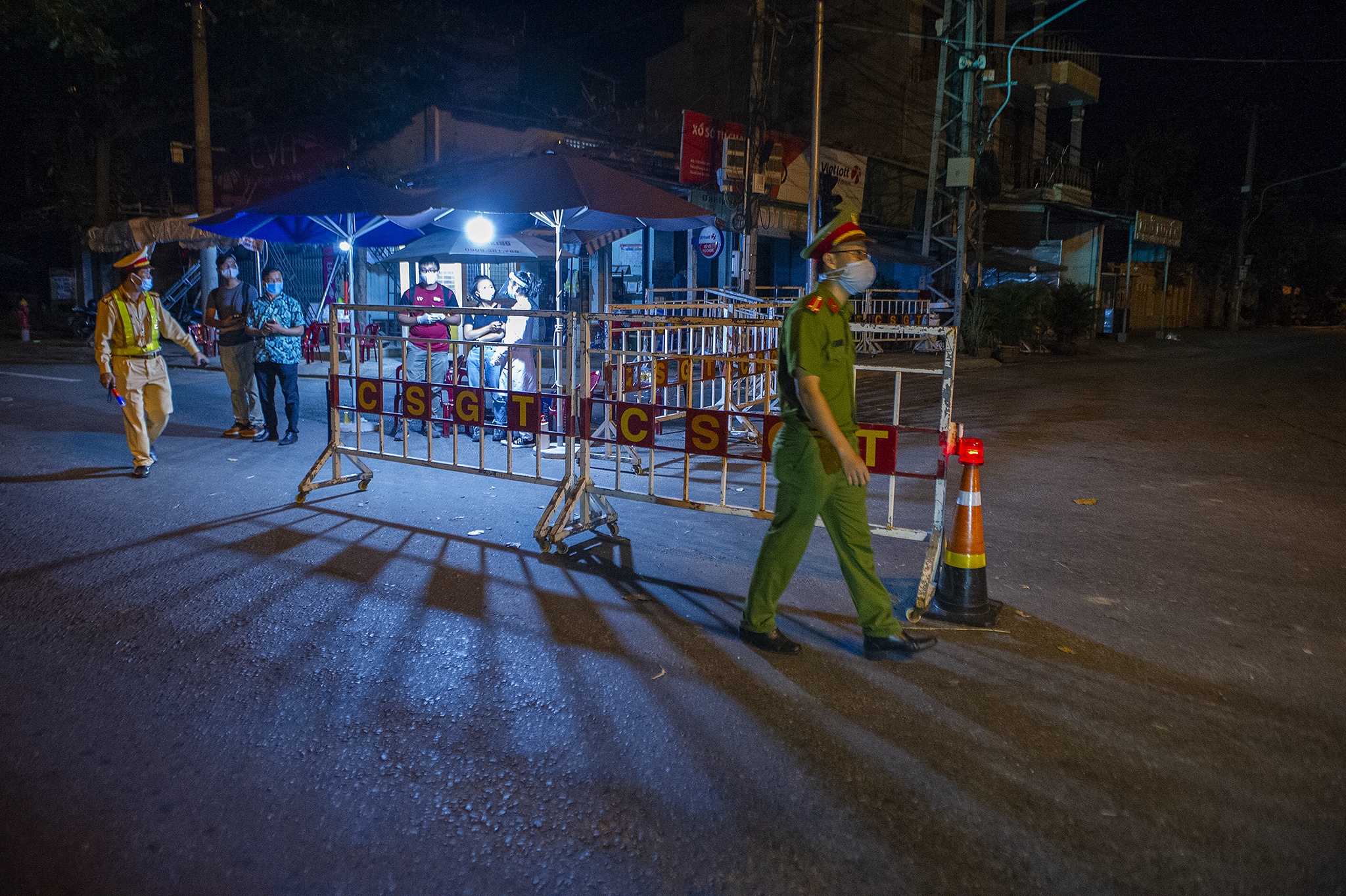 Trang dem canh chot phong toa Da Nang anh 10