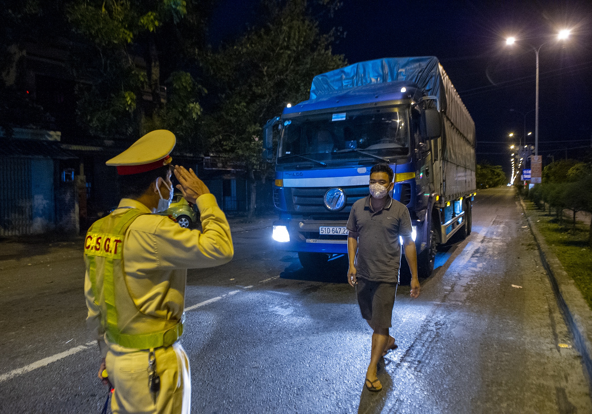 Trang dem canh chot phong toa Da Nang anh 11