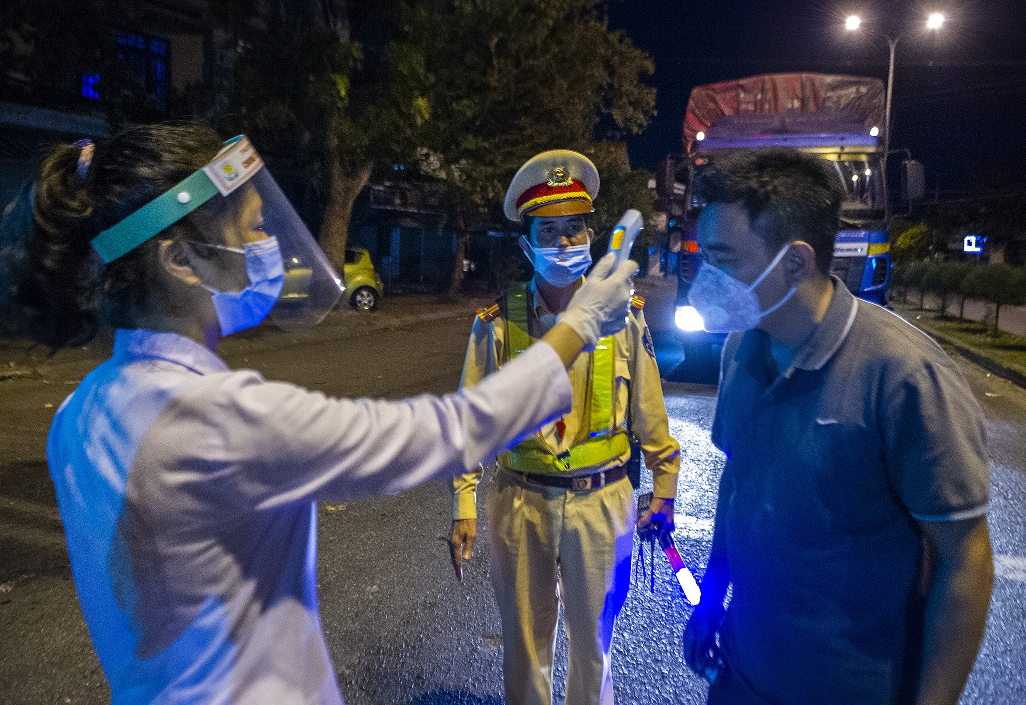 Trang dem canh chot phong toa Da Nang anh 8