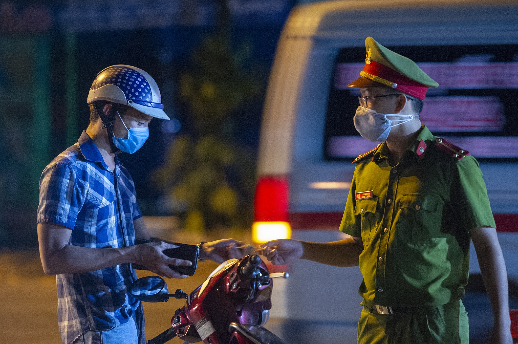 Trang dem canh chot phong toa Da Nang anh 13