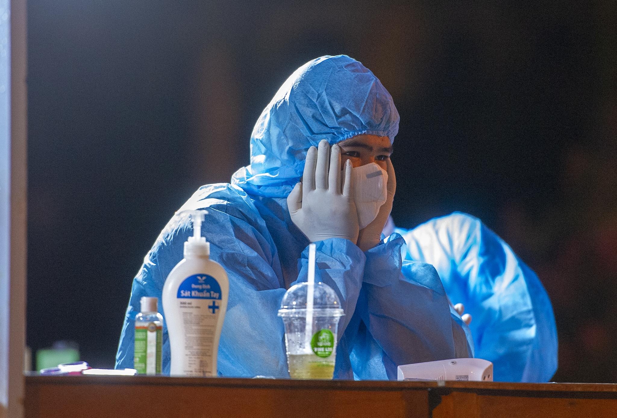 Trang dem canh chot phong toa Da Nang anh 16