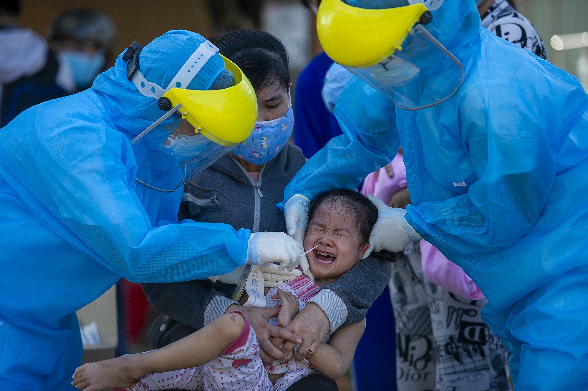 Xet nghiem Covid-19 trong cong dong anh 7