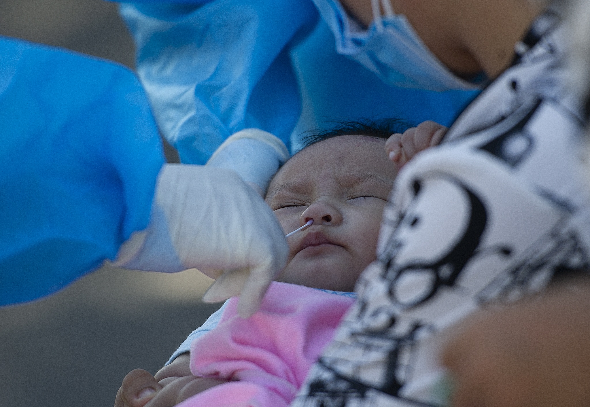 Xet nghiem Covid-19 trong cong dong anh 6