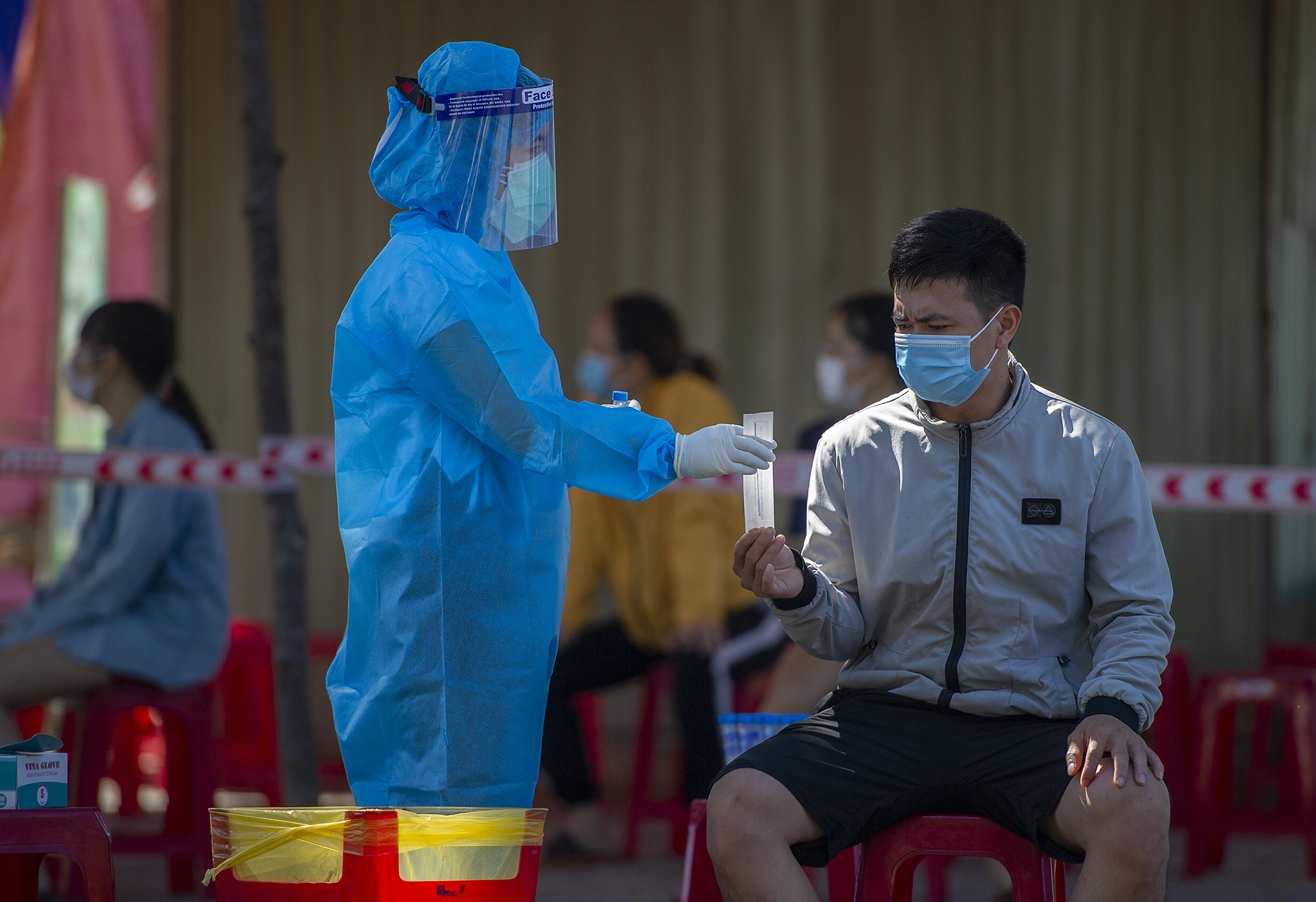 Xet nghiem Covid-19 trong cong dong anh 2