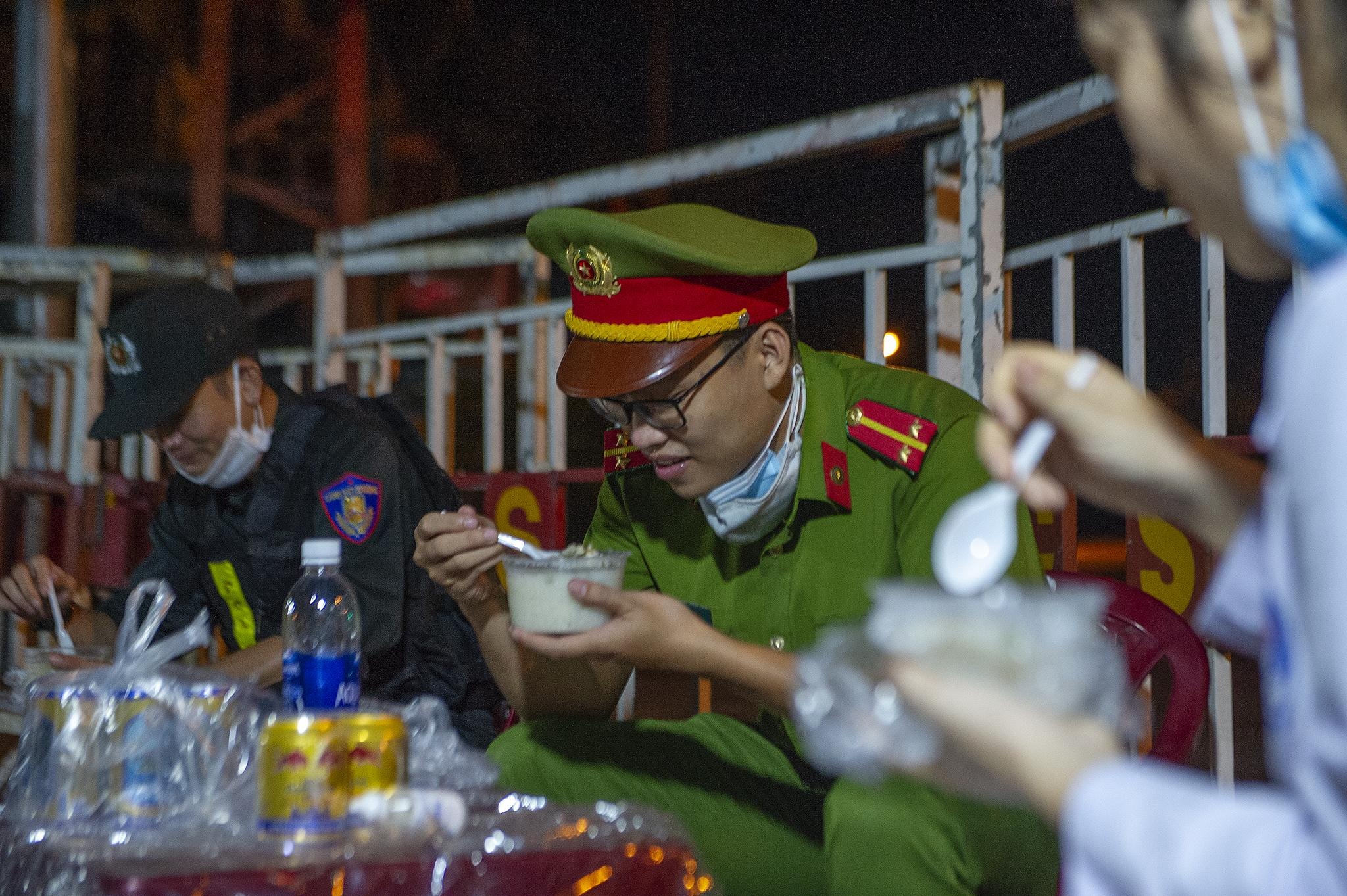 Trang dem canh chot phong toa Da Nang anh 20