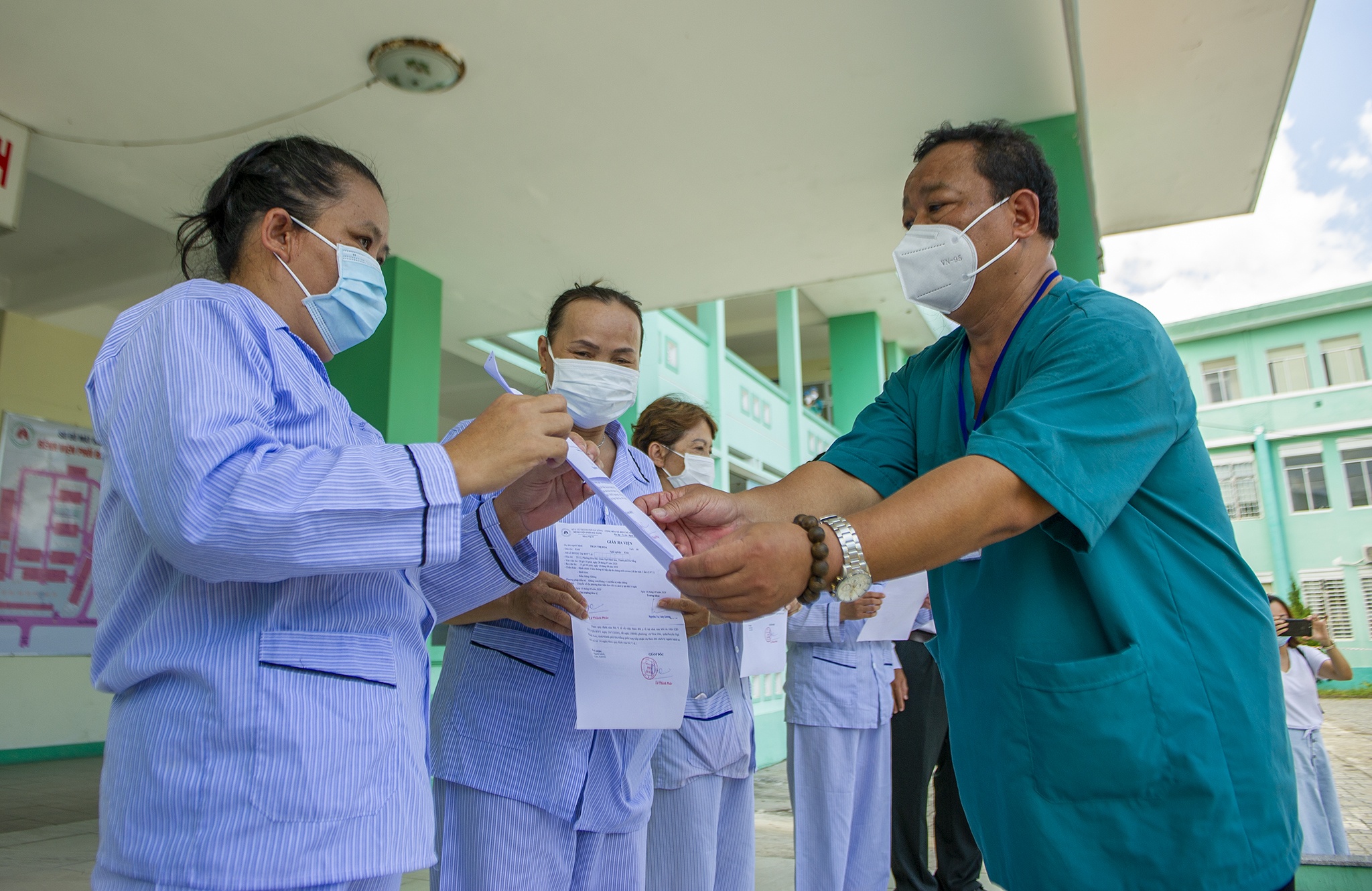 4 benh nhan Covid-19 xuat vien anh 2