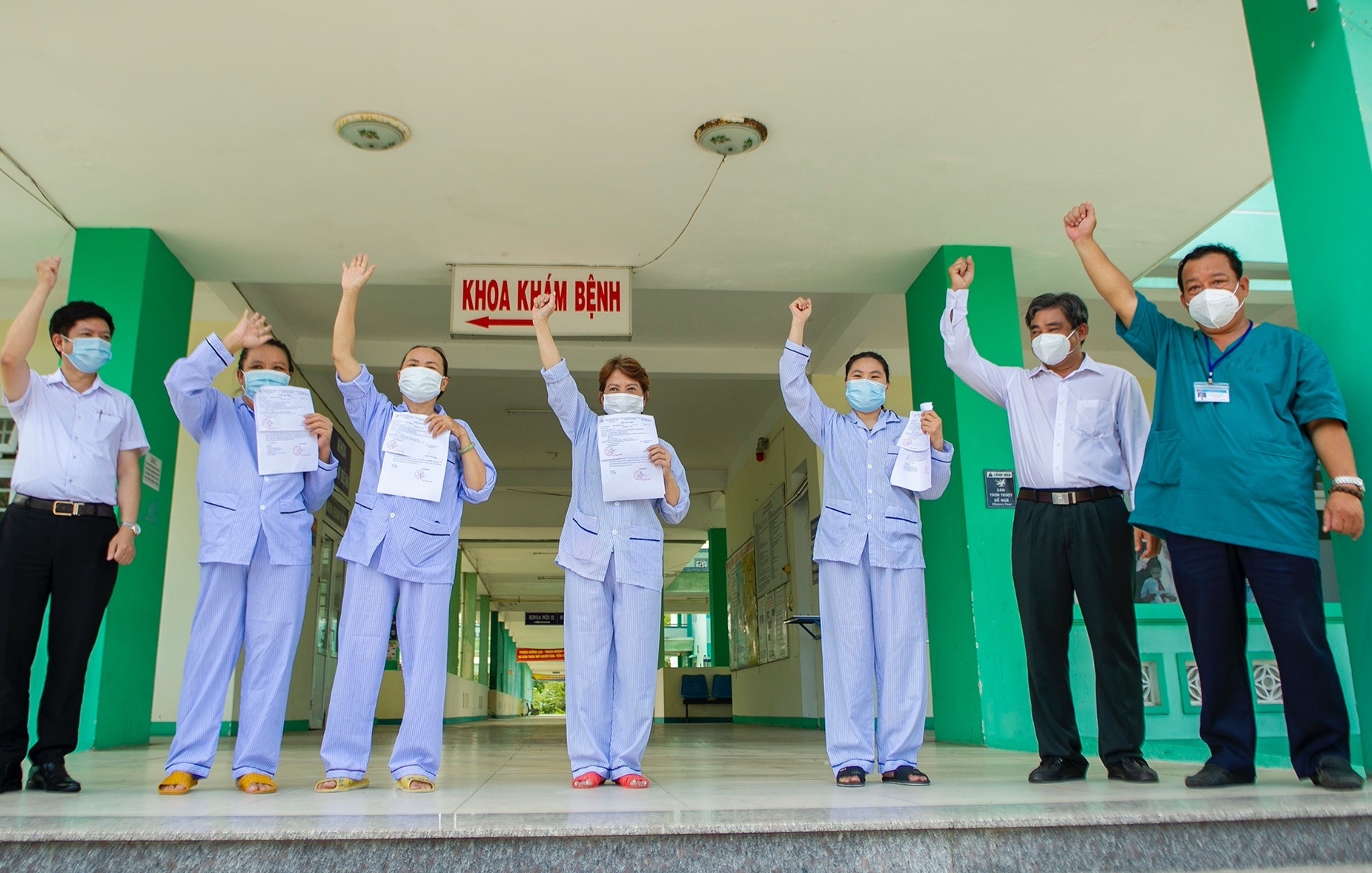 4 benh nhan Covid-19 xuat vien anh 1