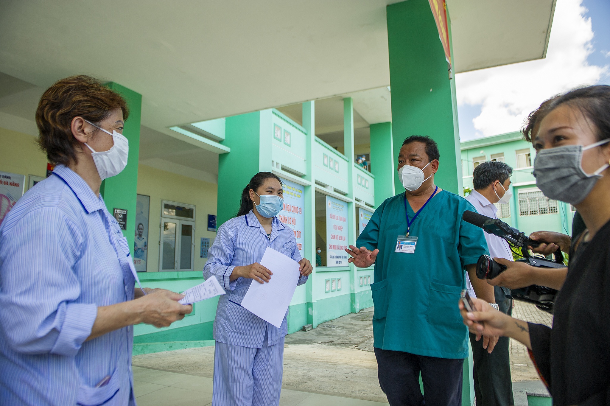 4 benh nhan Covid-19 xuat vien anh 4