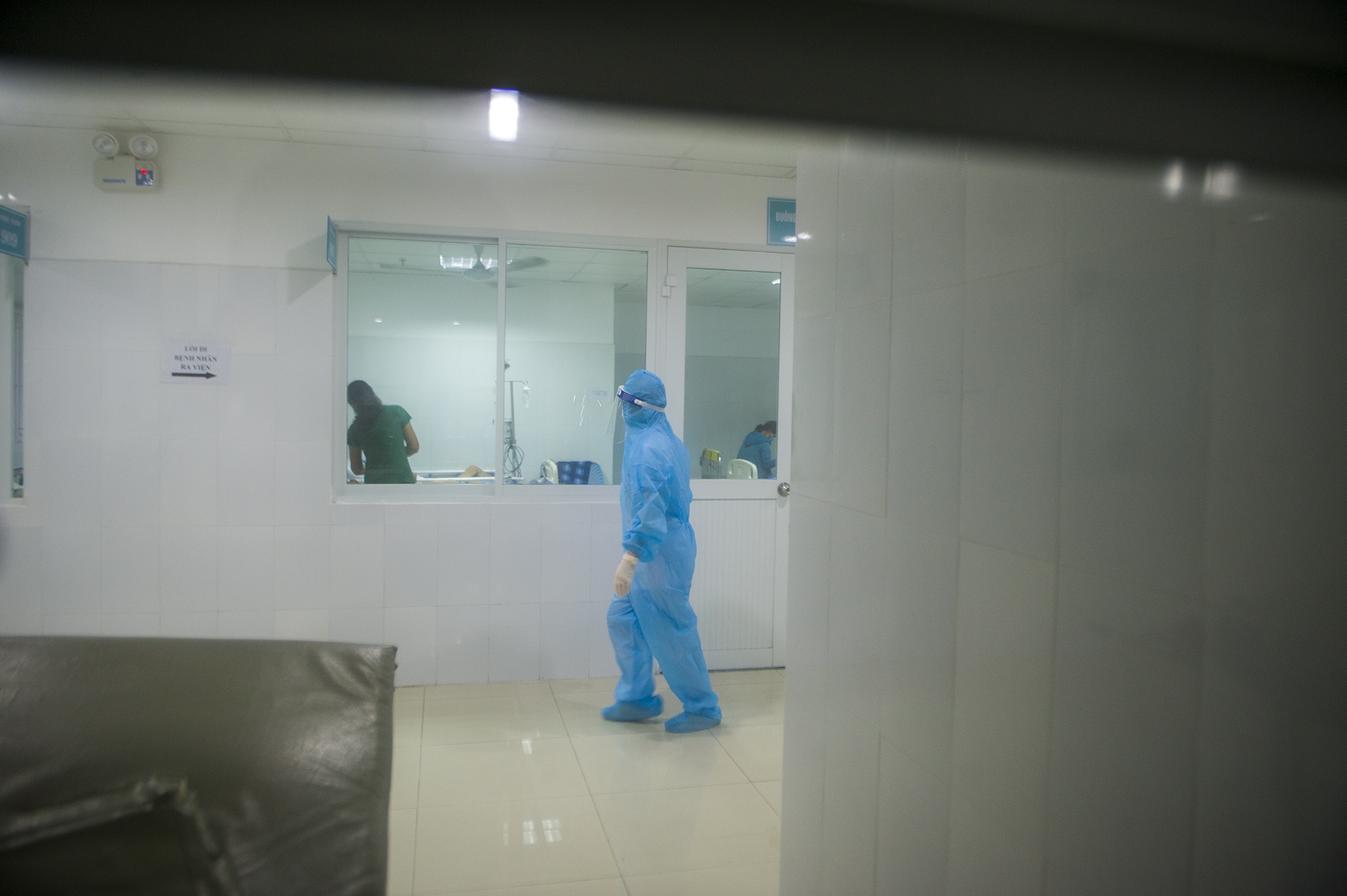 Bac si cong an dieu tri Covid-19 anh 3