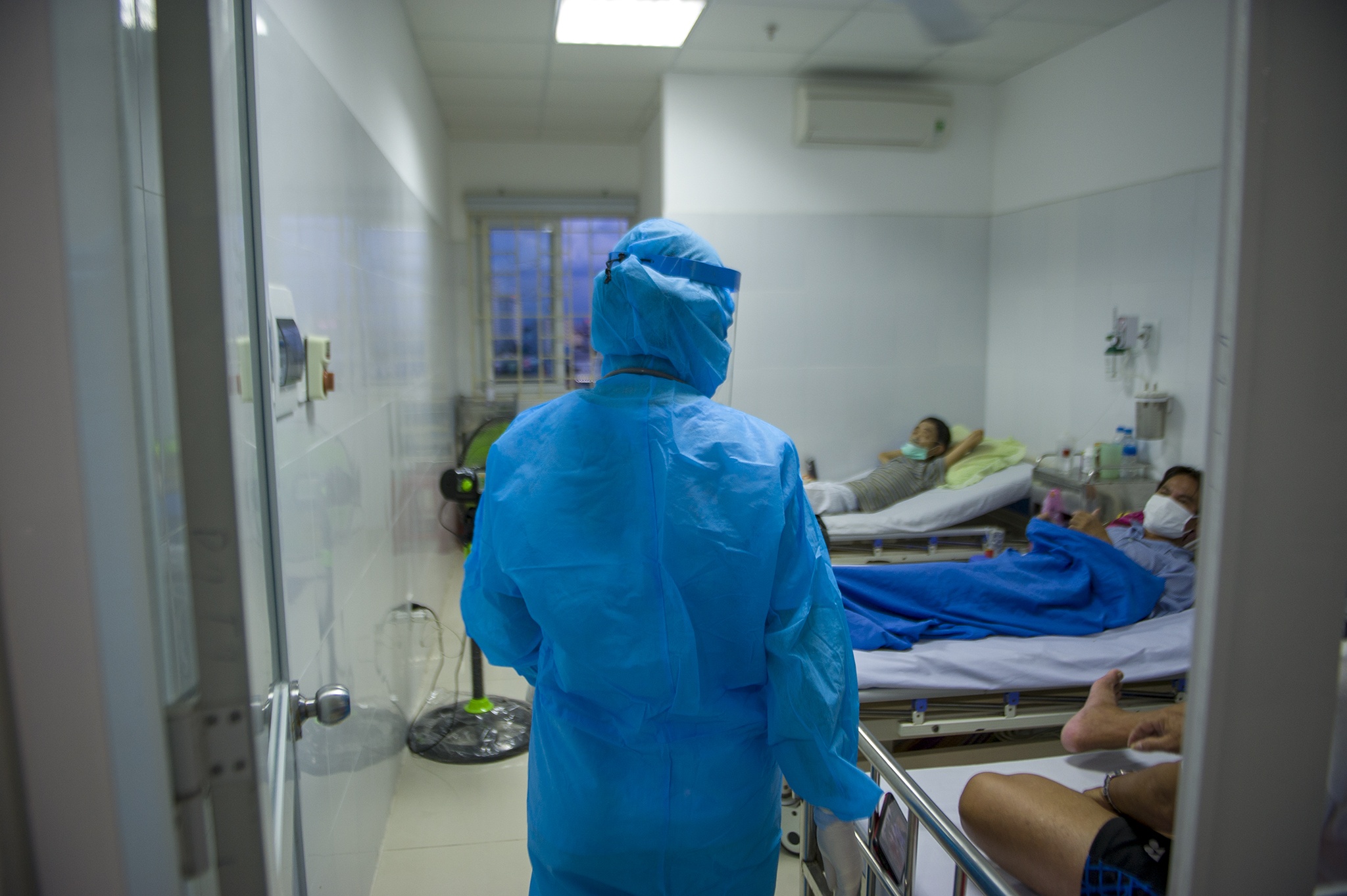 Bac si cong an dieu tri Covid-19 anh 7