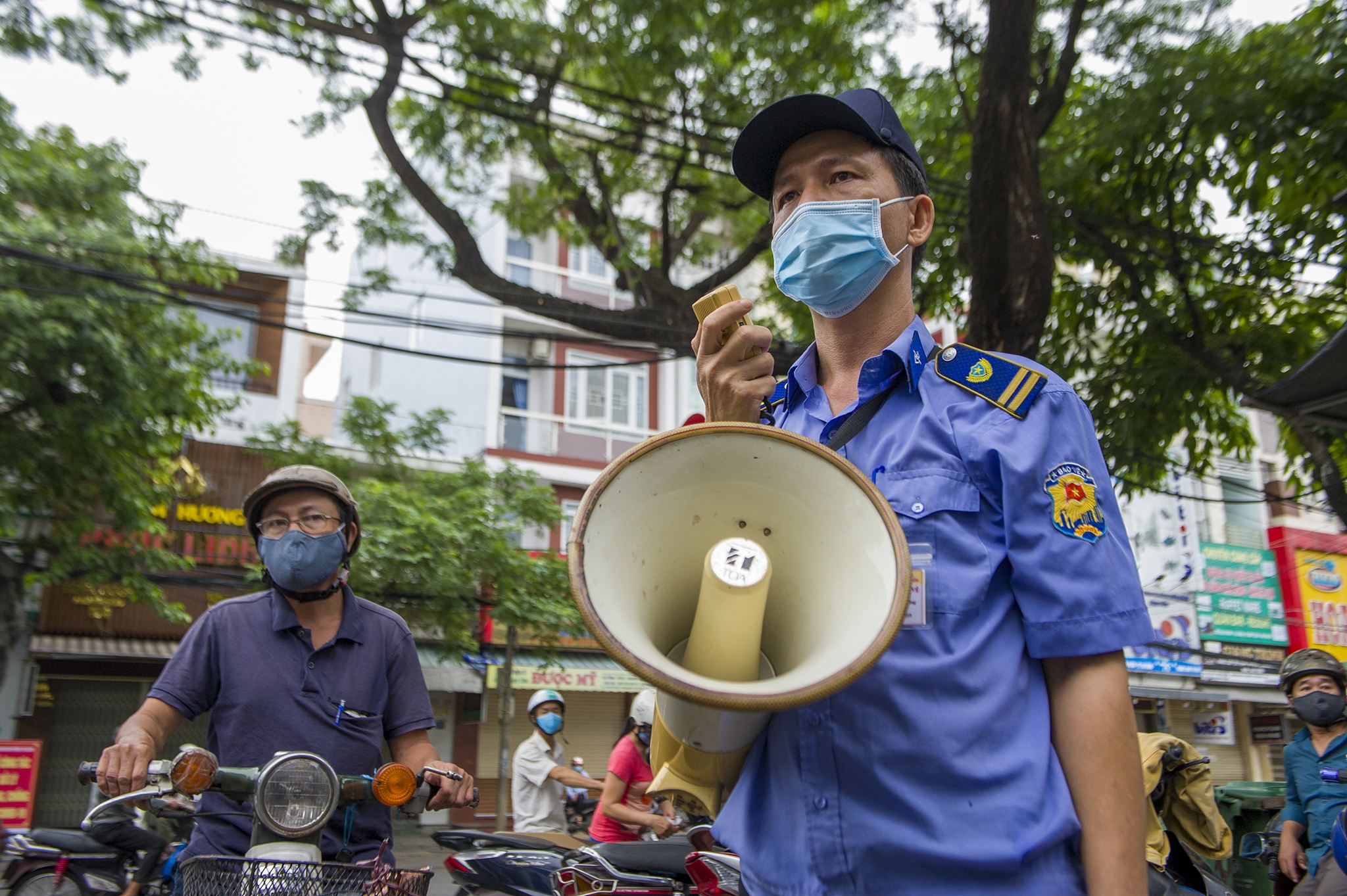 Nguoi dan dung the di cho anh 4