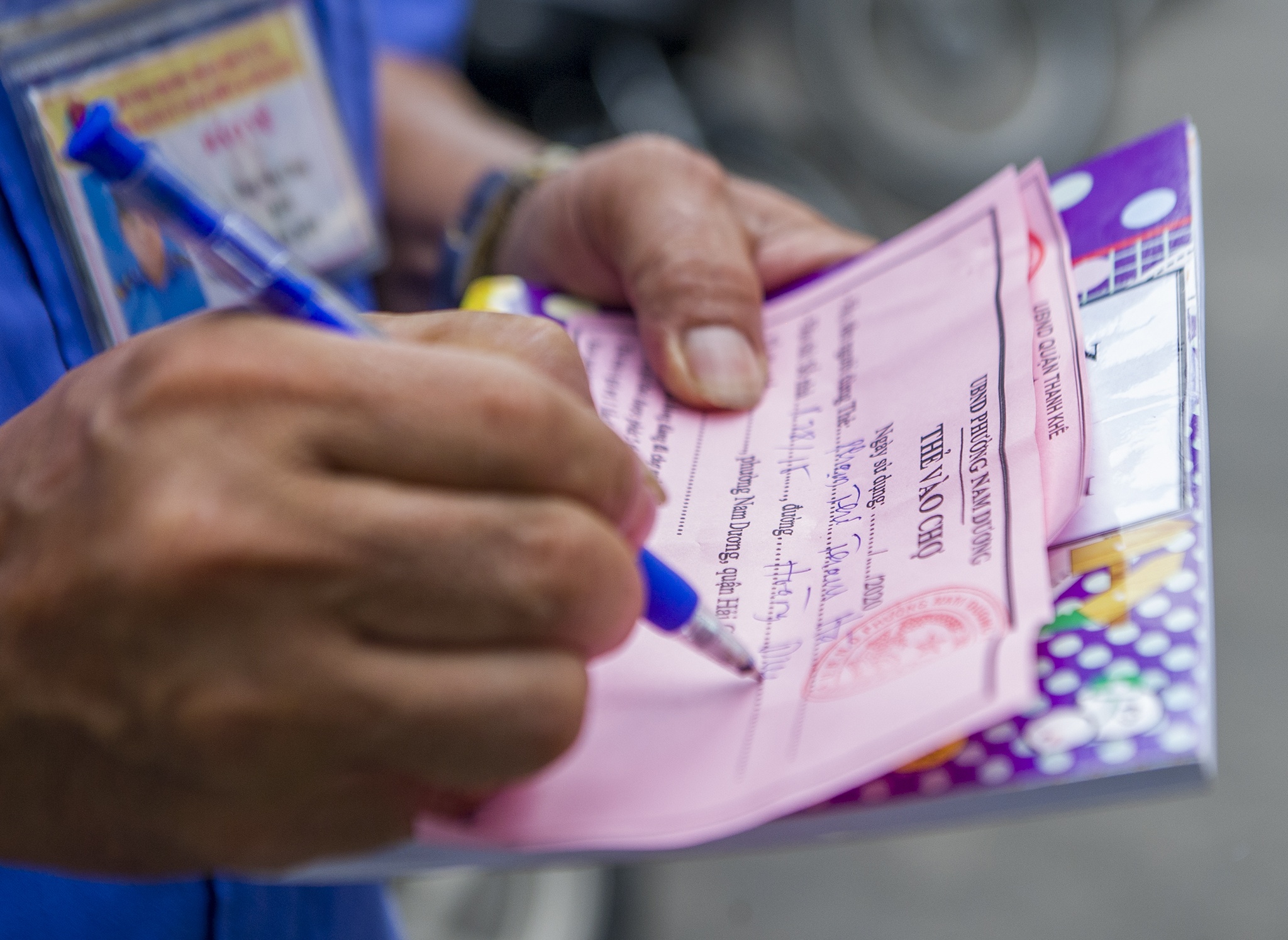 Nguoi dan dung the di cho anh 2