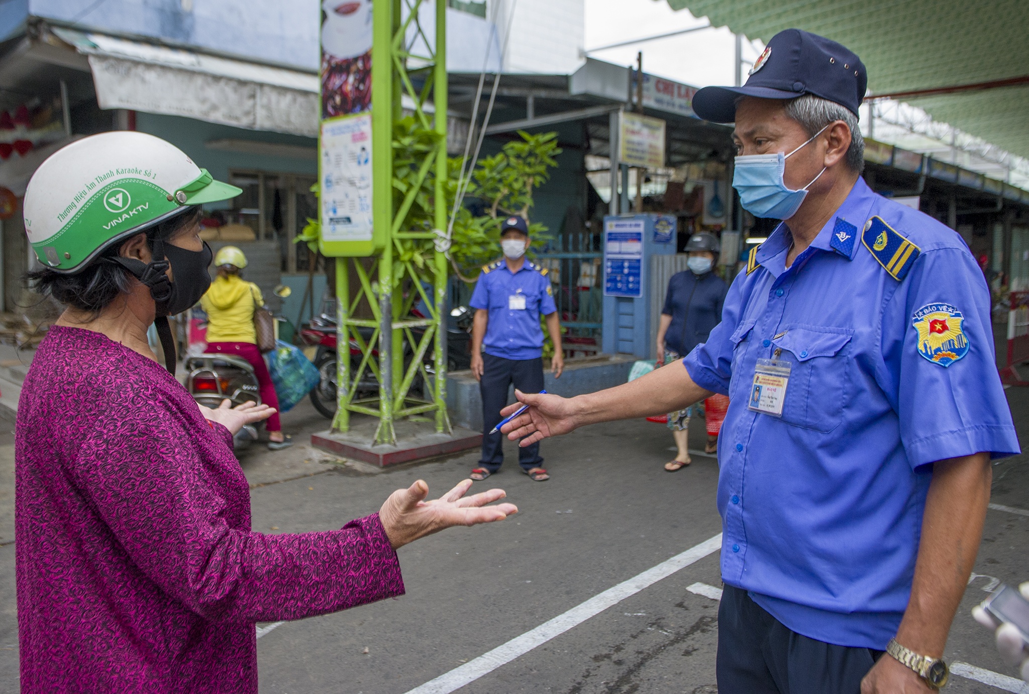 Nguoi dan dung the di cho anh 5