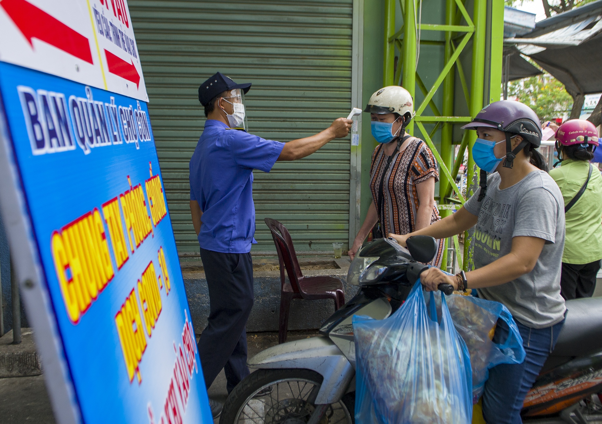 Nguoi dan dung the di cho anh 3