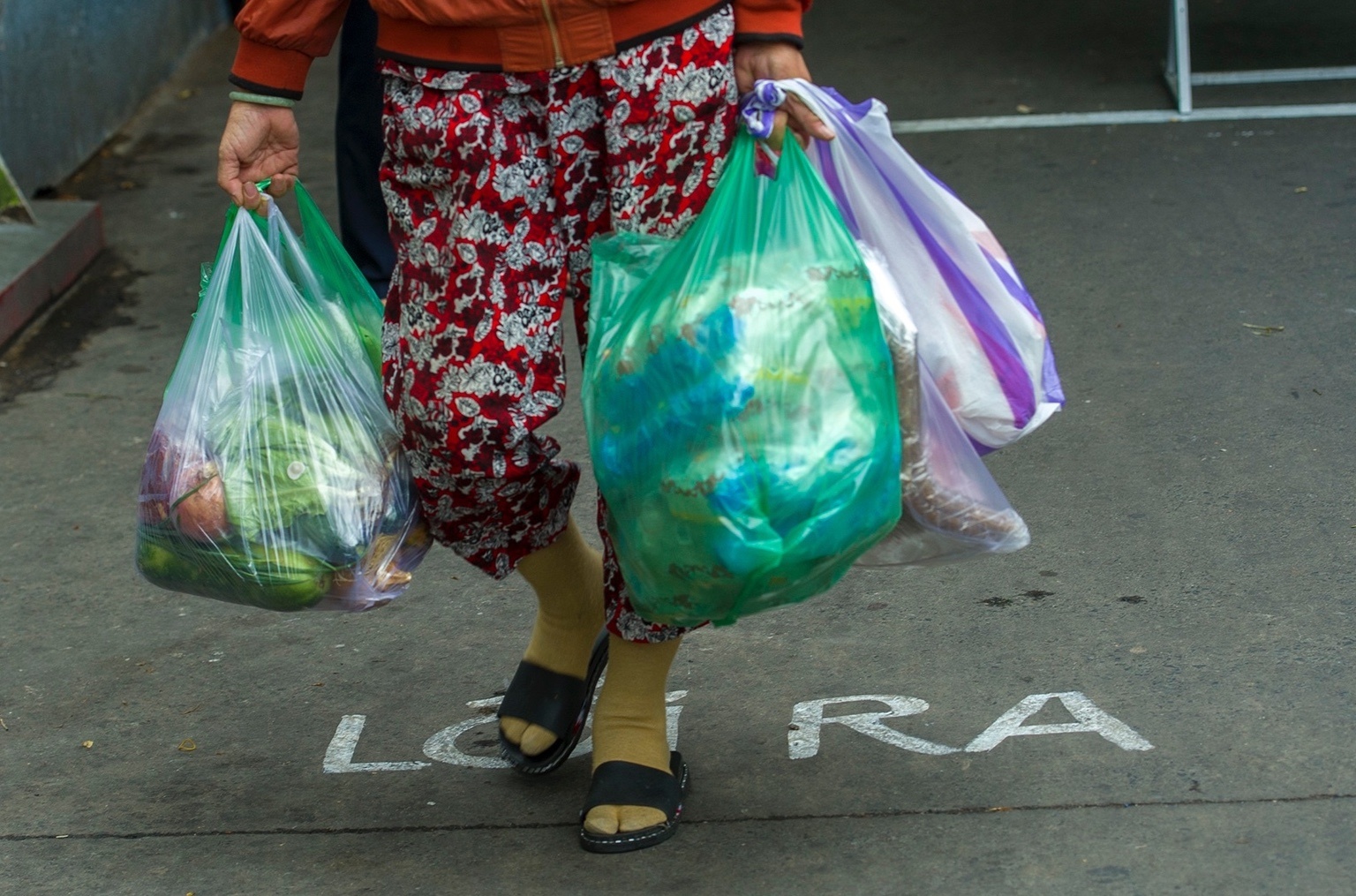 Nguoi dan dung the di cho anh 9