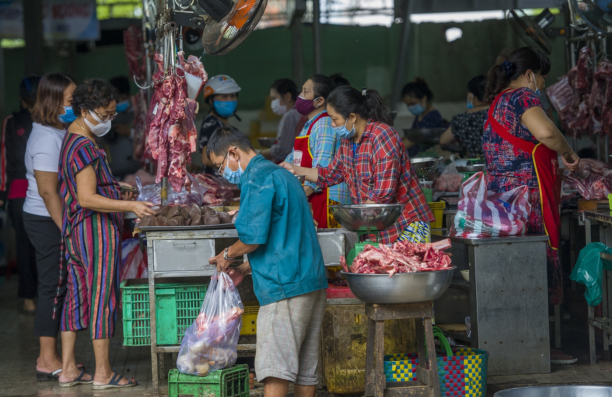 Nguoi dan dung the di cho anh 7