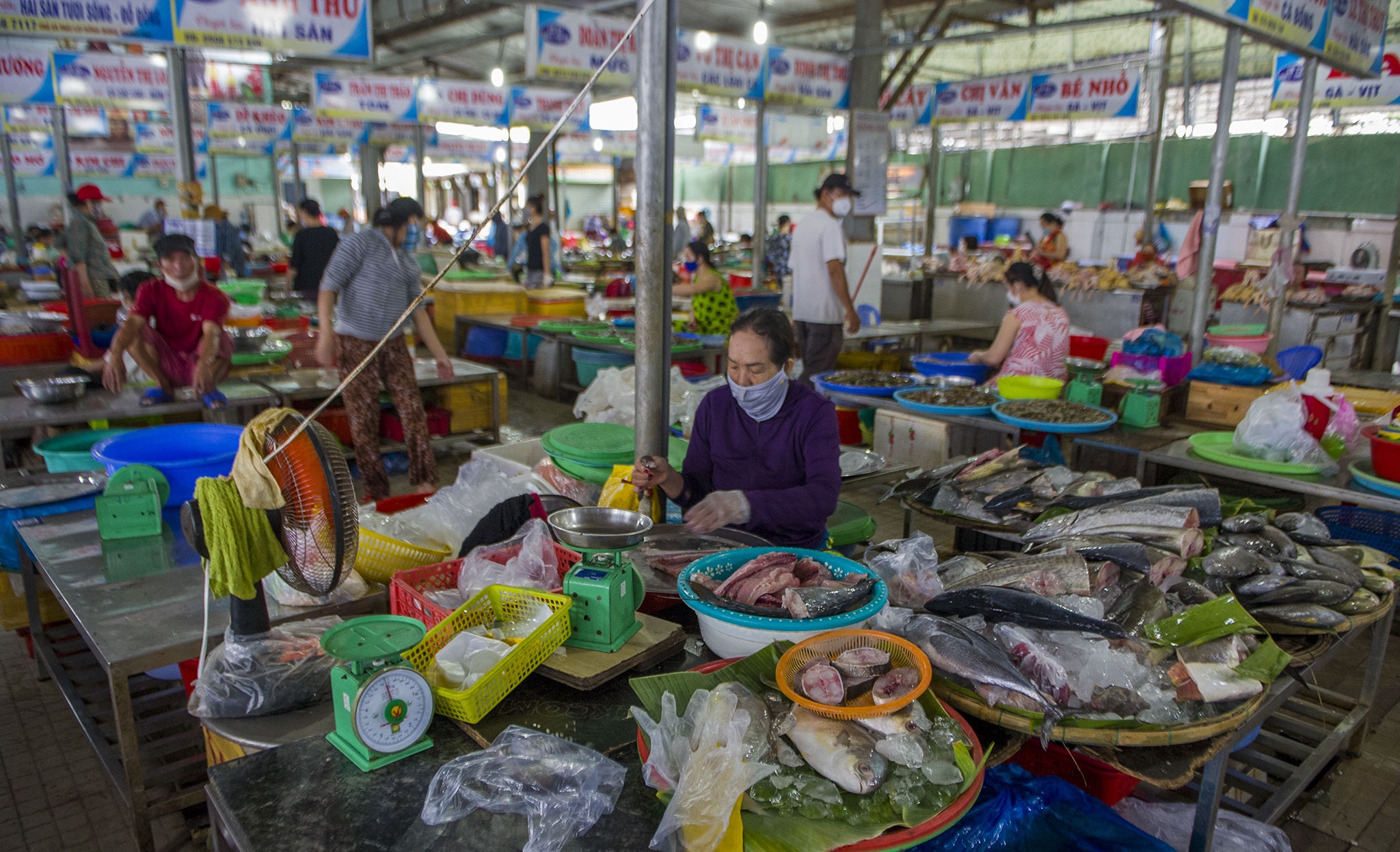 Nguoi dan dung the di cho anh 8