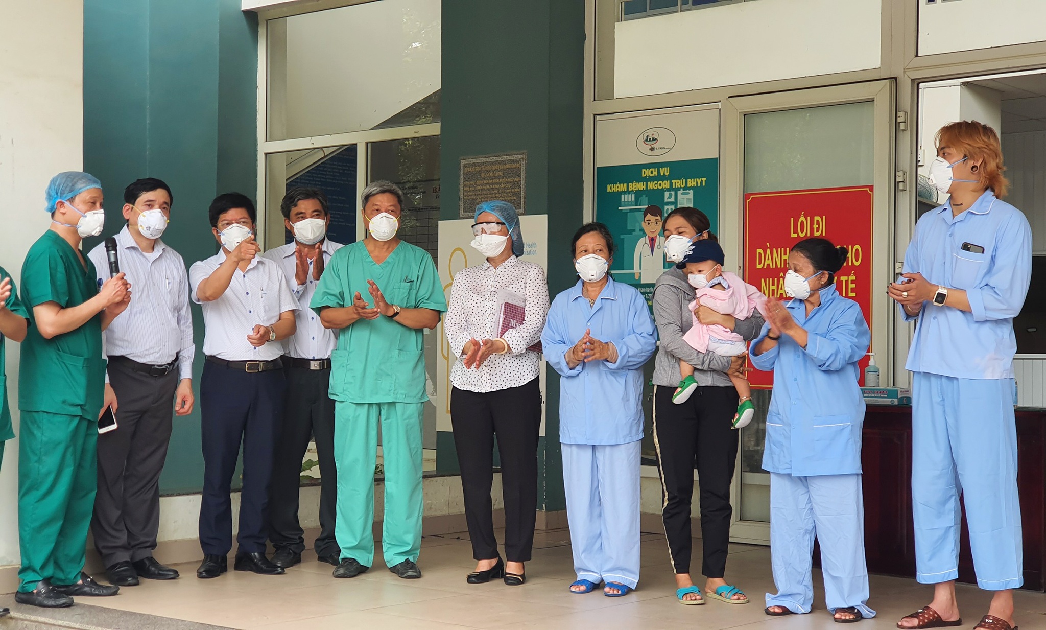 benh nhan Covid-1 xuat vien anh 1