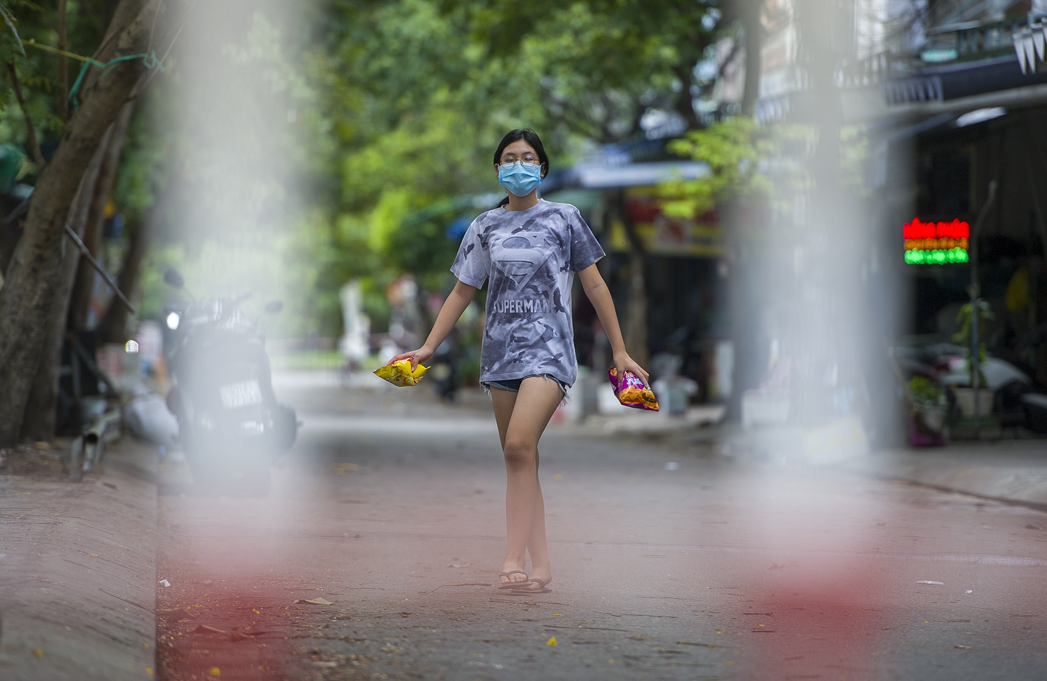 Khu cho bi phong toa vi co 3 nguoi mac Covid-19 hinh anh