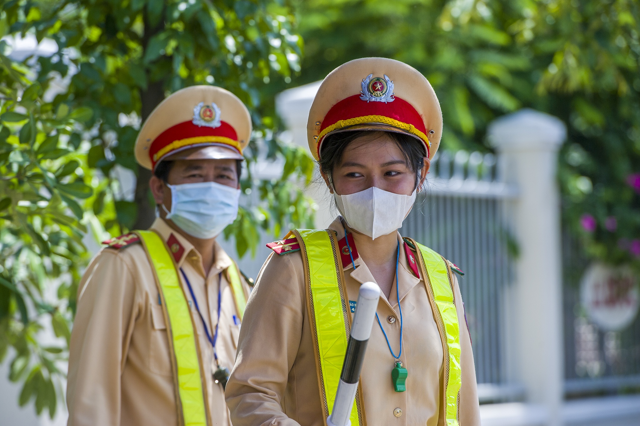 Nu CSGT lam viec duoi nang nong 38 do anh 11