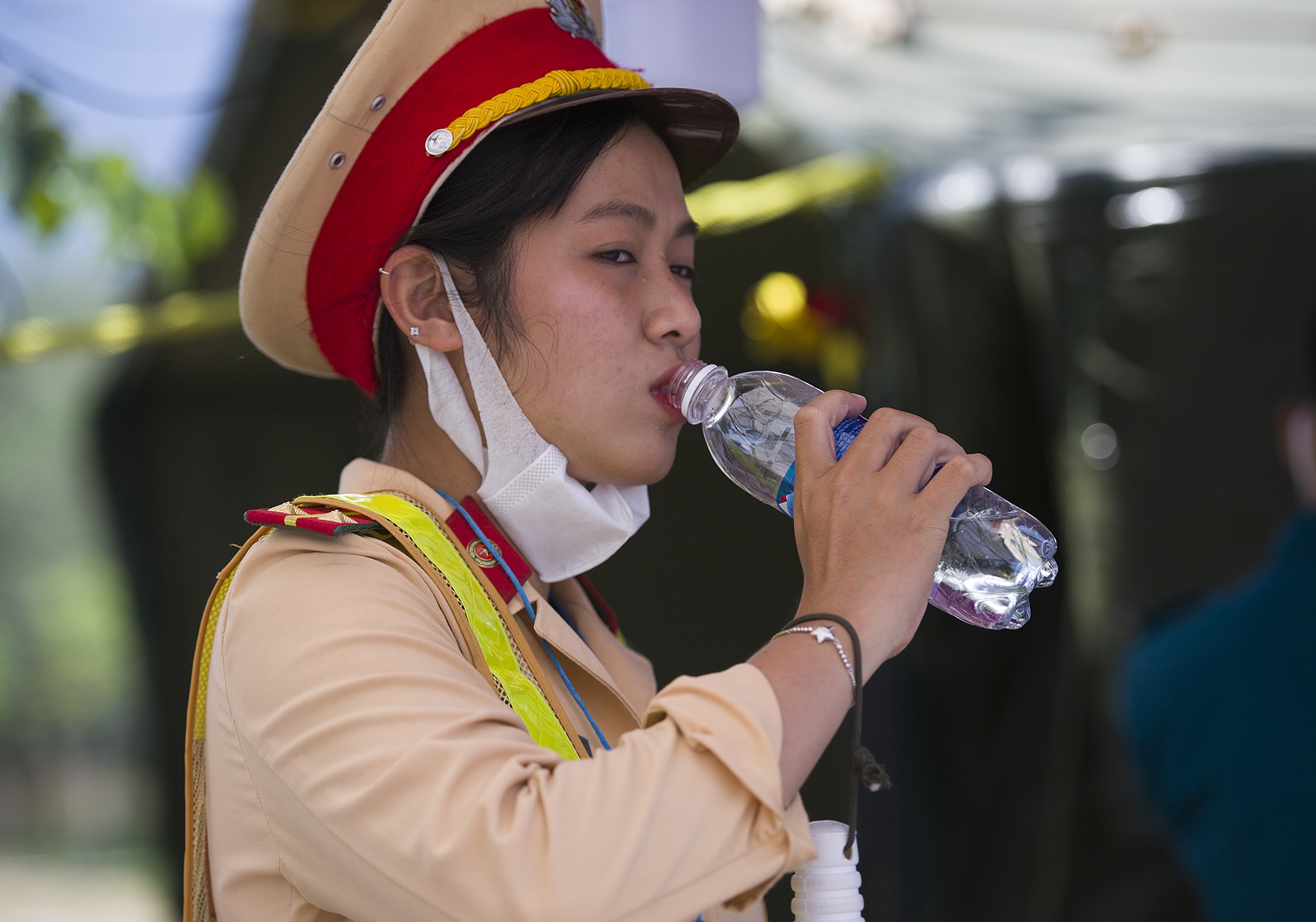 Nu CSGT lam viec duoi nang nong 38 do anh 5