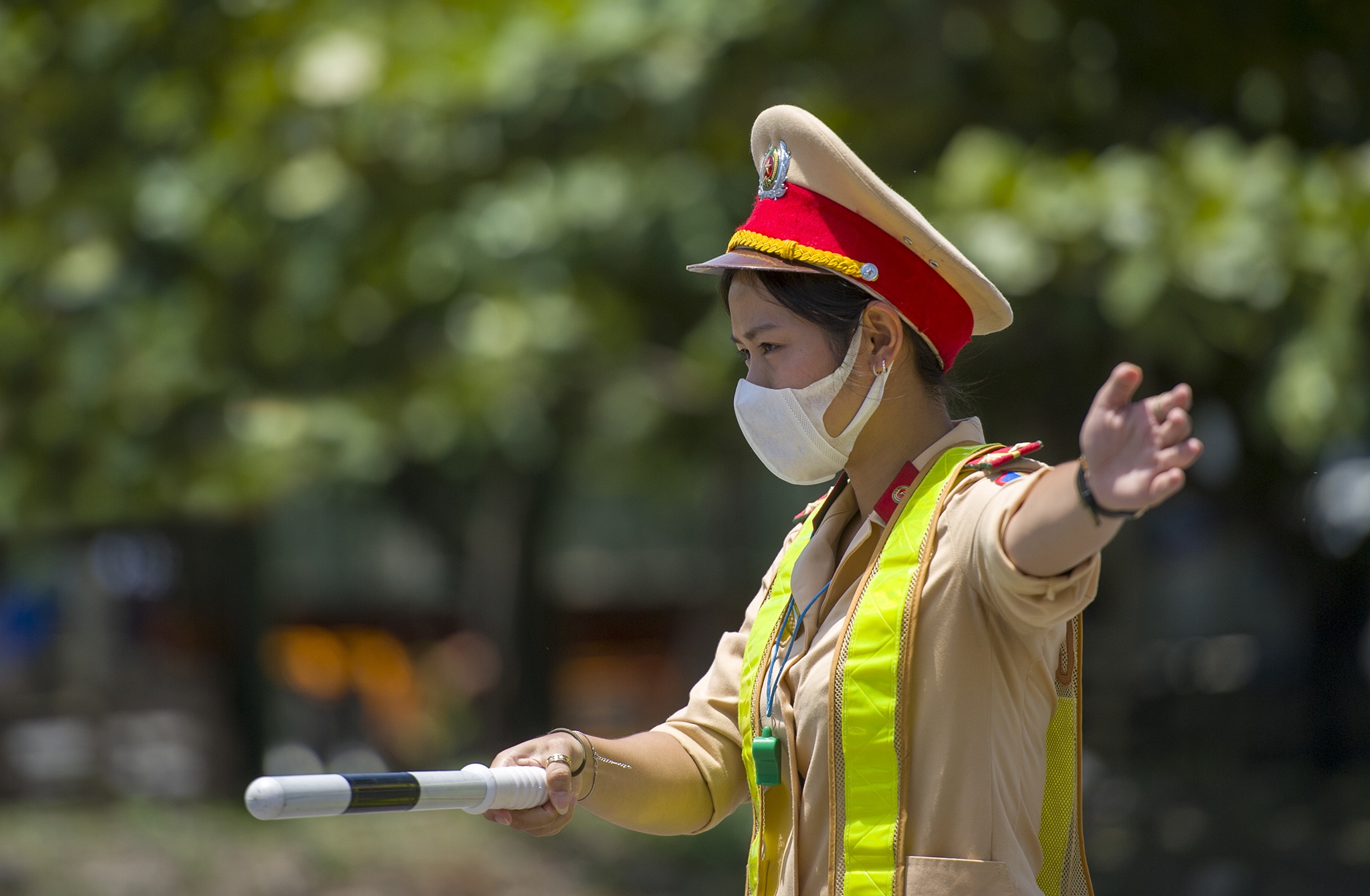 Nu CSGT lam viec duoi nang nong 38 do anh 1