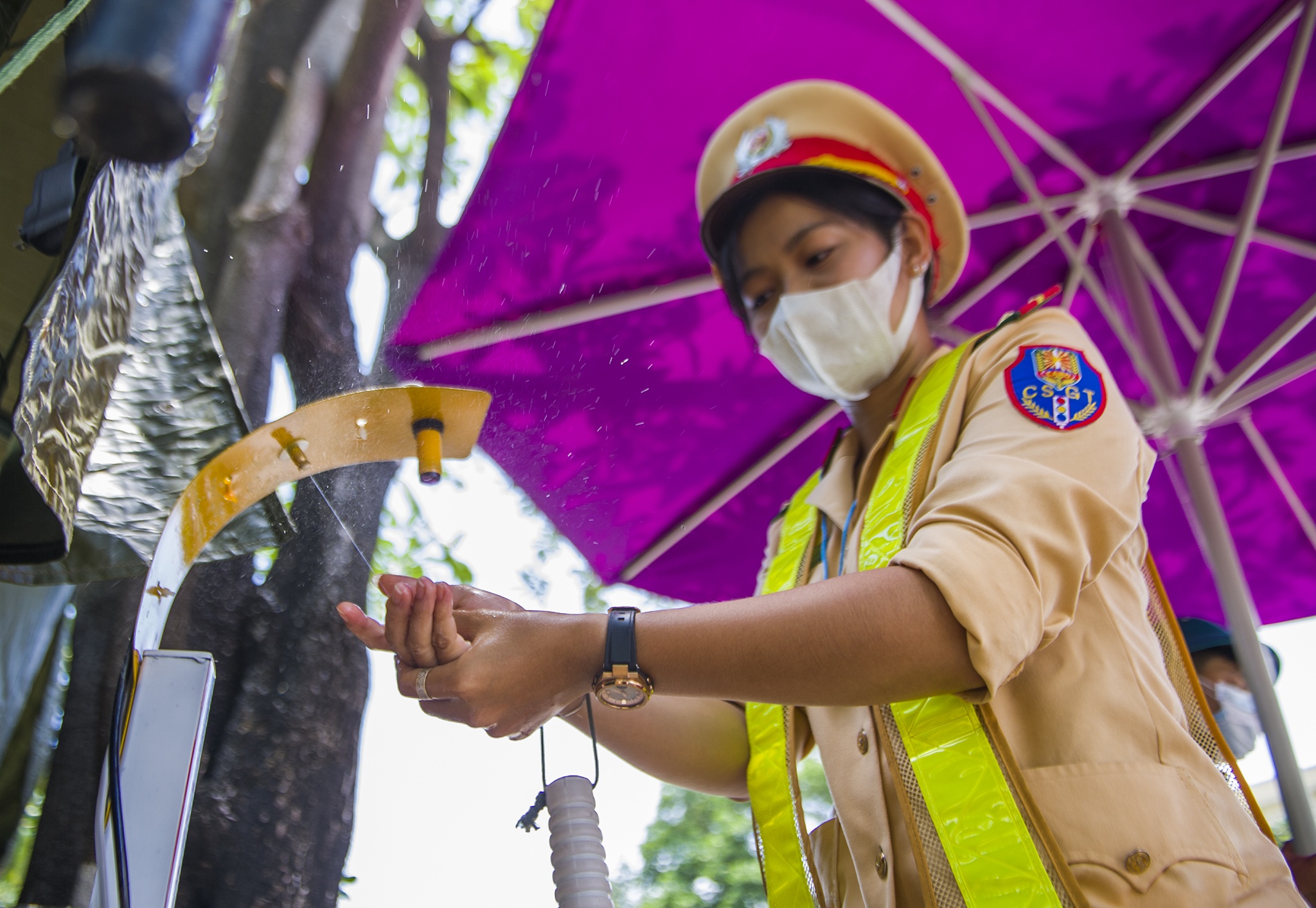 Nu CSGT lam viec duoi nang nong 38 do anh 6