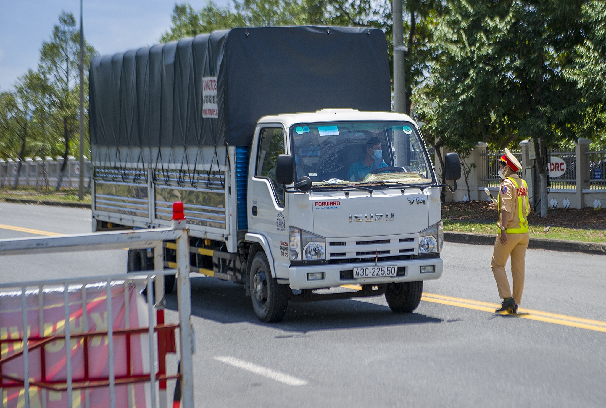 Nu CSGT lam viec duoi nang nong 38 do anh 4