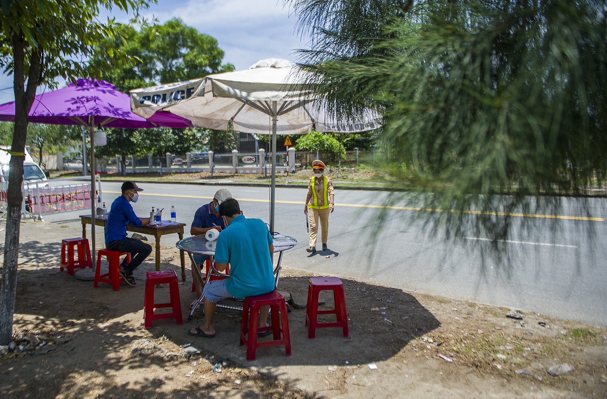 Nu CSGT lam viec duoi nang nong 38 do anh 10