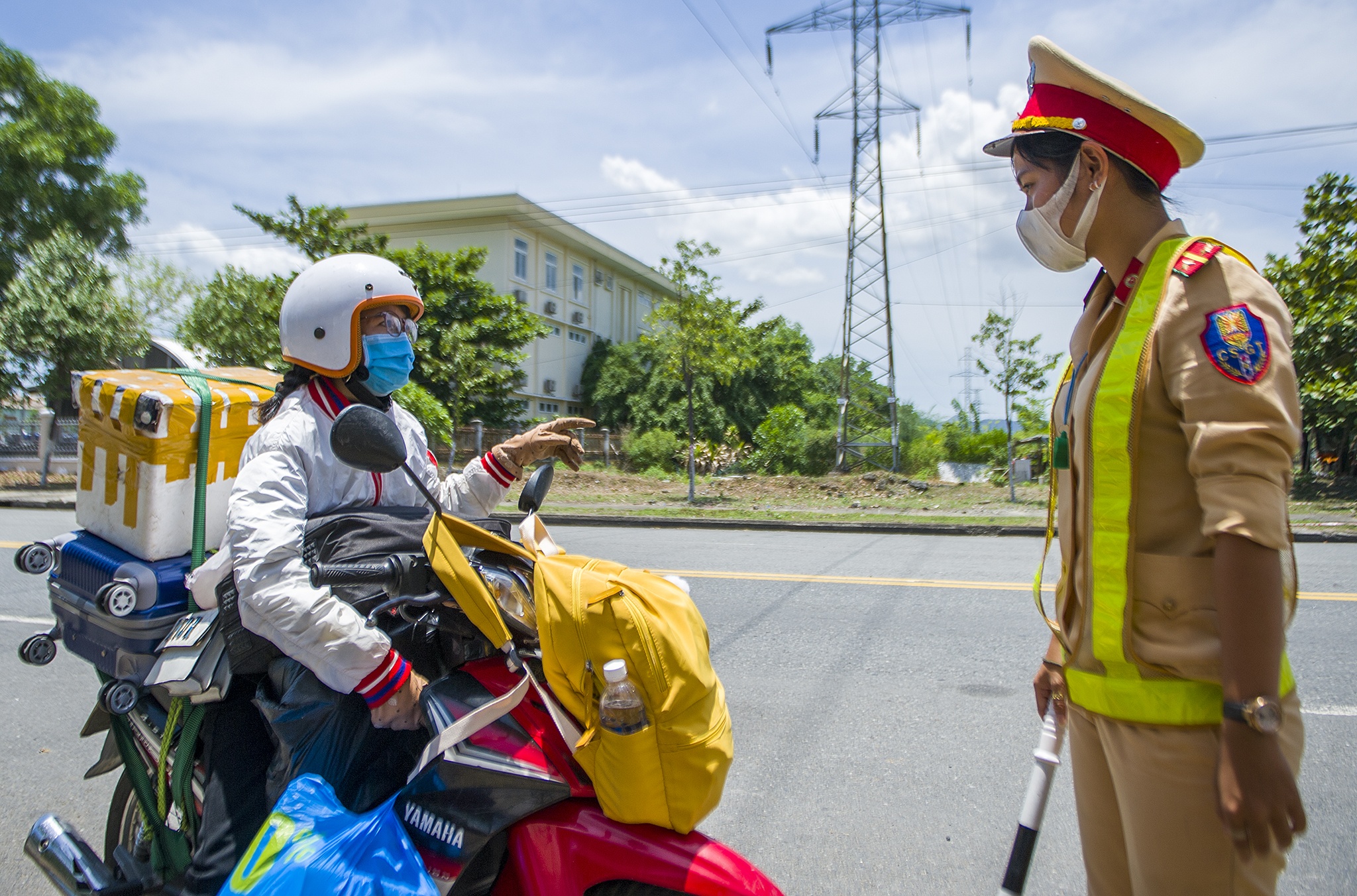 Nu CSGT lam viec duoi nang nong 38 do anh 2