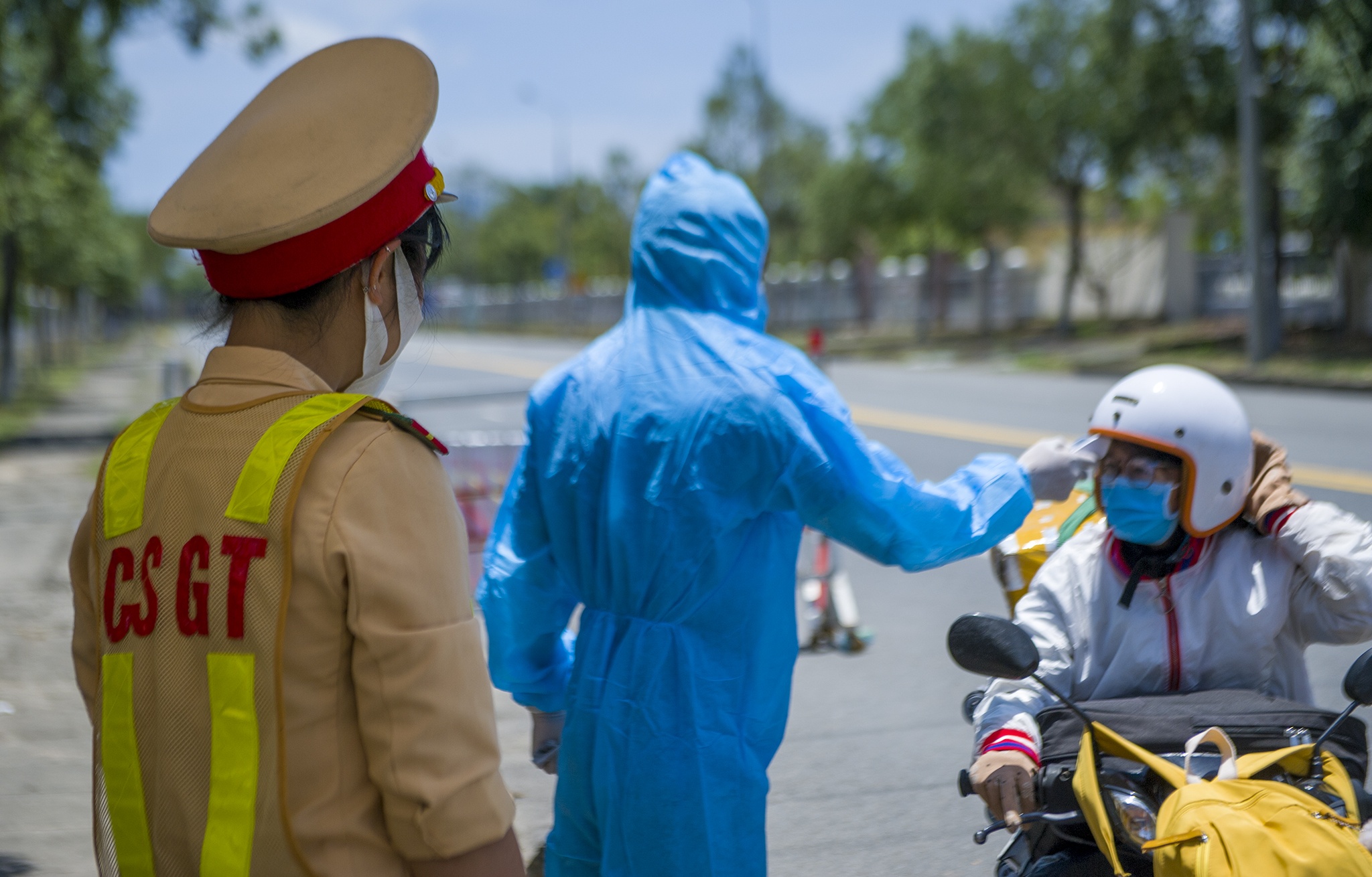 Nu CSGT lam viec duoi nang nong 38 do anh 3