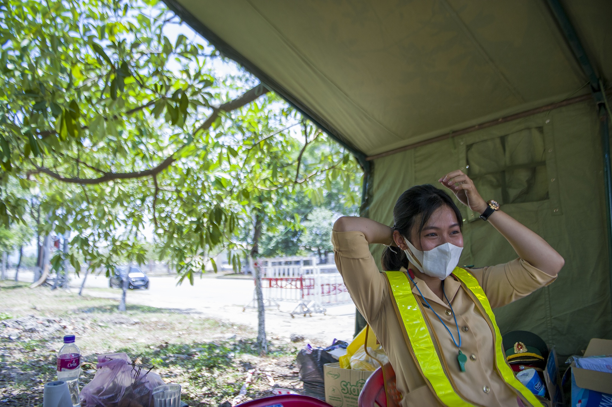 Nu CSGT lam viec duoi nang nong 38 do anh 9