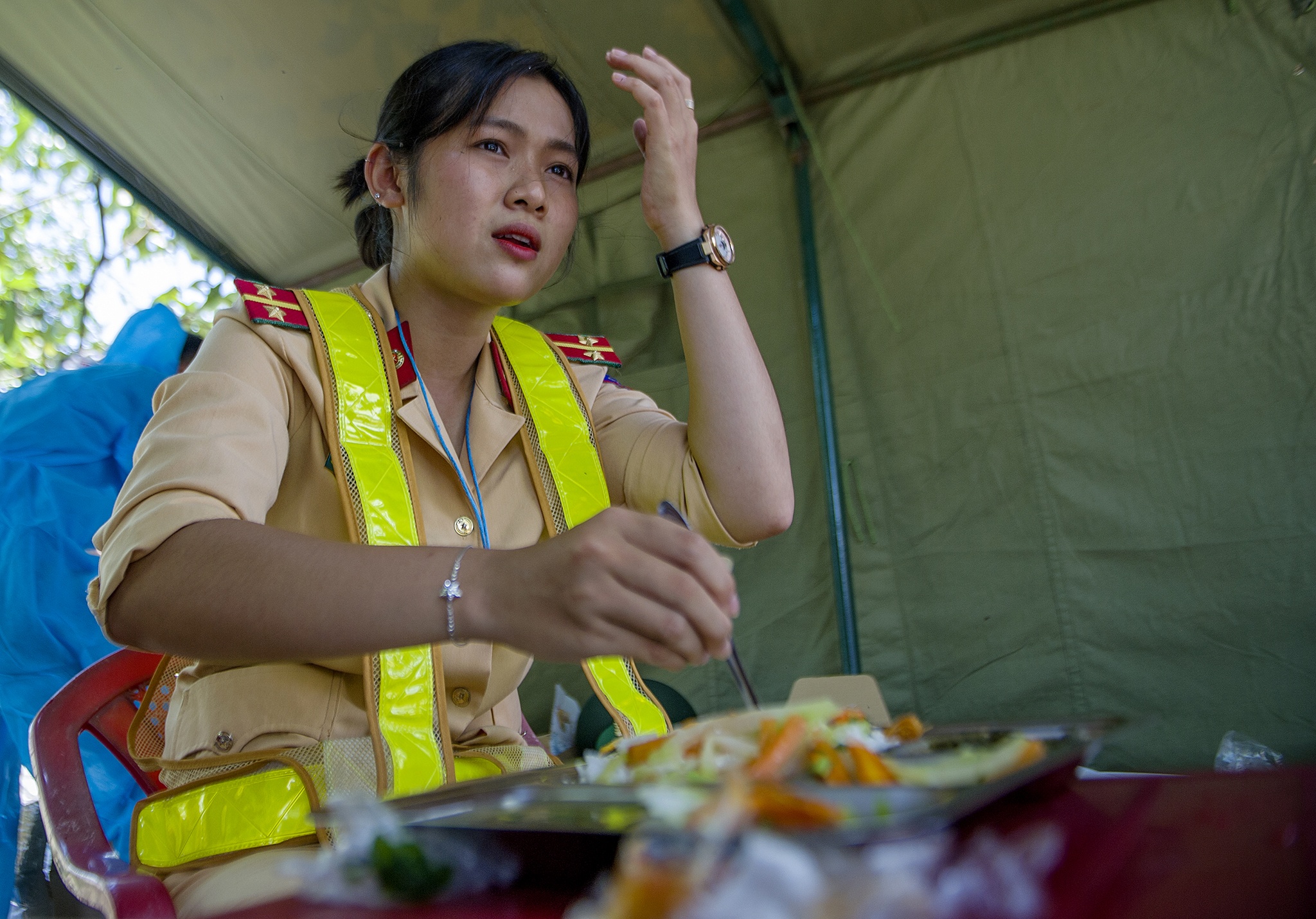 Nu CSGT lam viec duoi nang nong 38 do anh 7