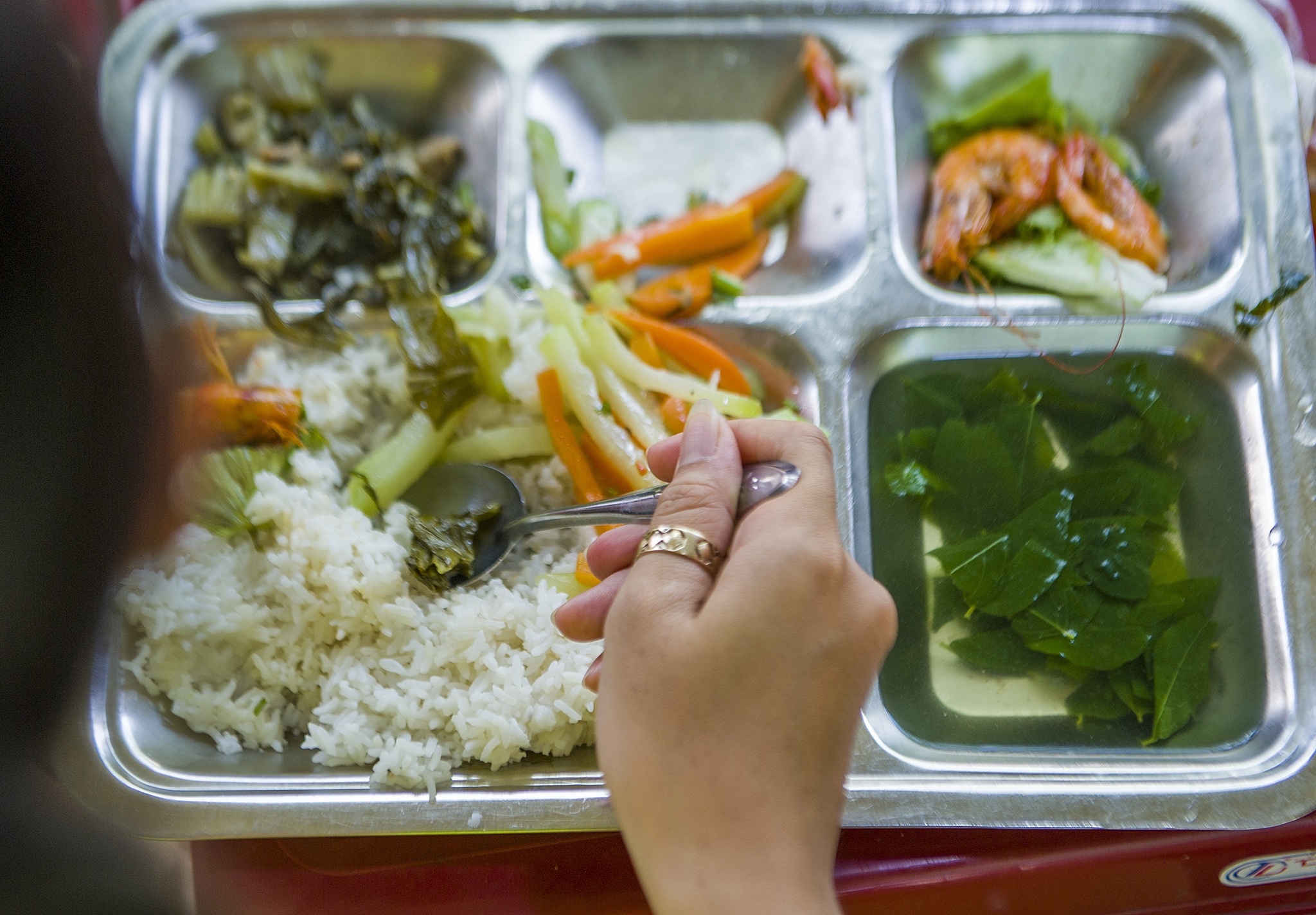 Nu CSGT lam viec duoi nang nong 38 do anh 8