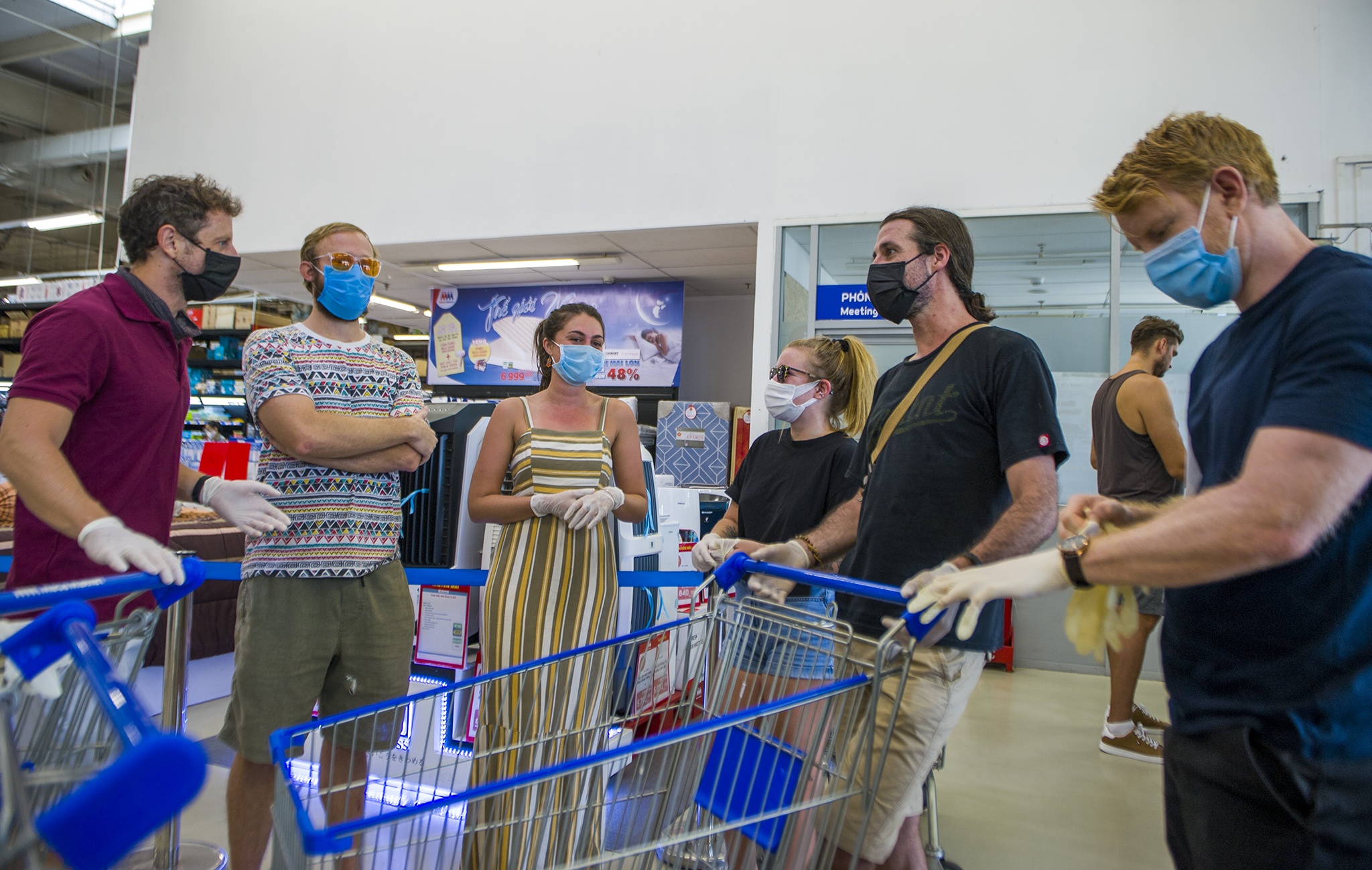 Trao hang vien tro cho dan ngheo chong dich anh 1