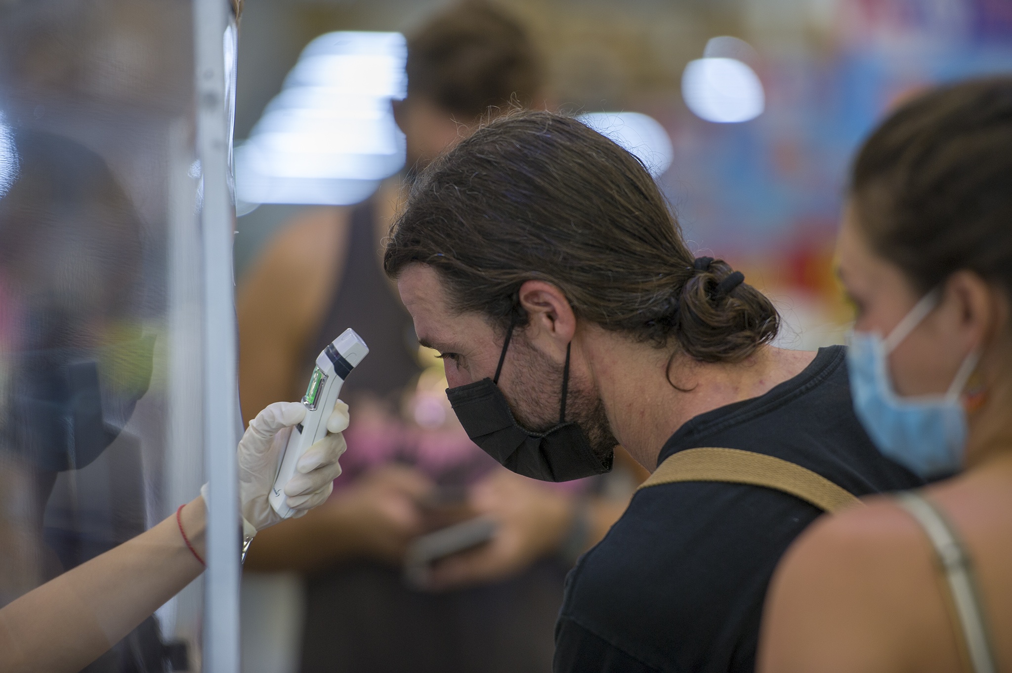 Trao hang vien tro cho dan ngheo chong dich anh 2