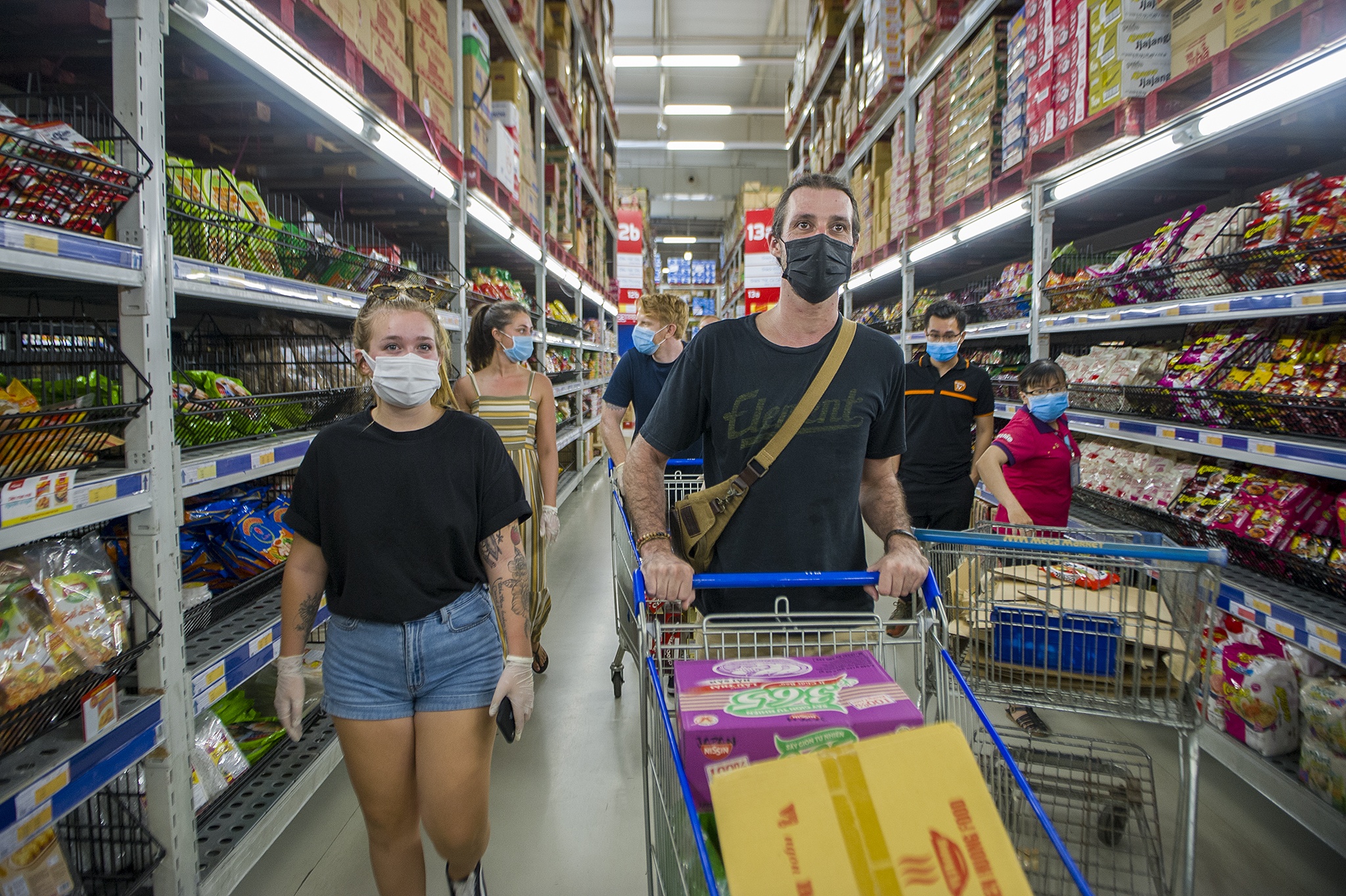 Trao hang vien tro cho dan ngheo chong dich anh 4