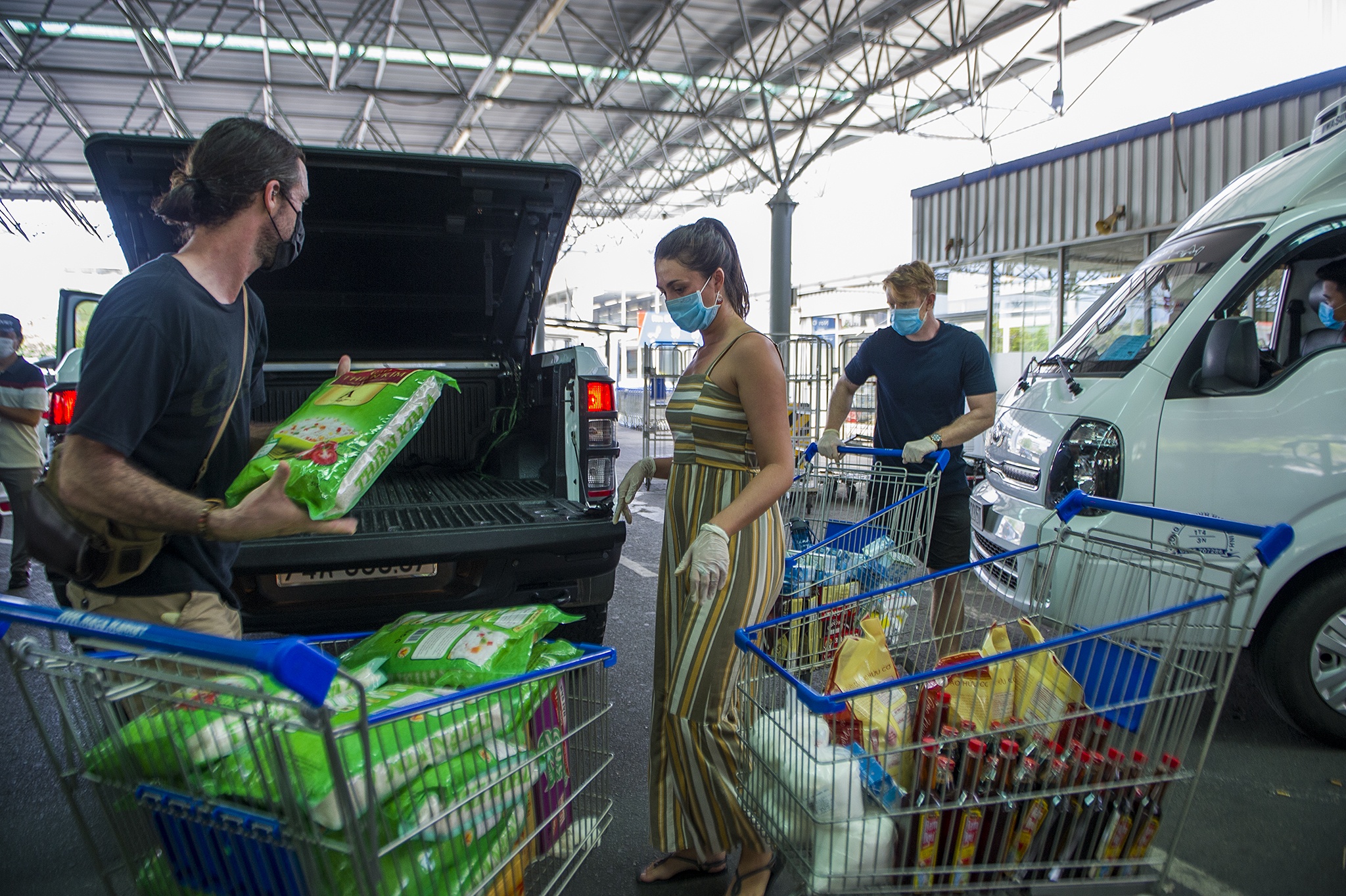 Trao hang vien tro cho dan ngheo chong dich anh 6