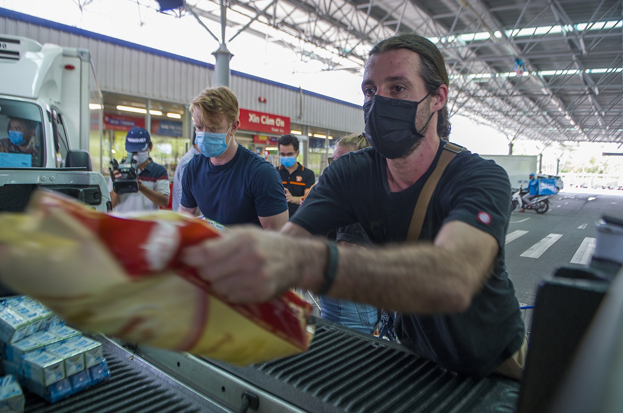 Trao hang vien tro cho dan ngheo chong dich anh 8