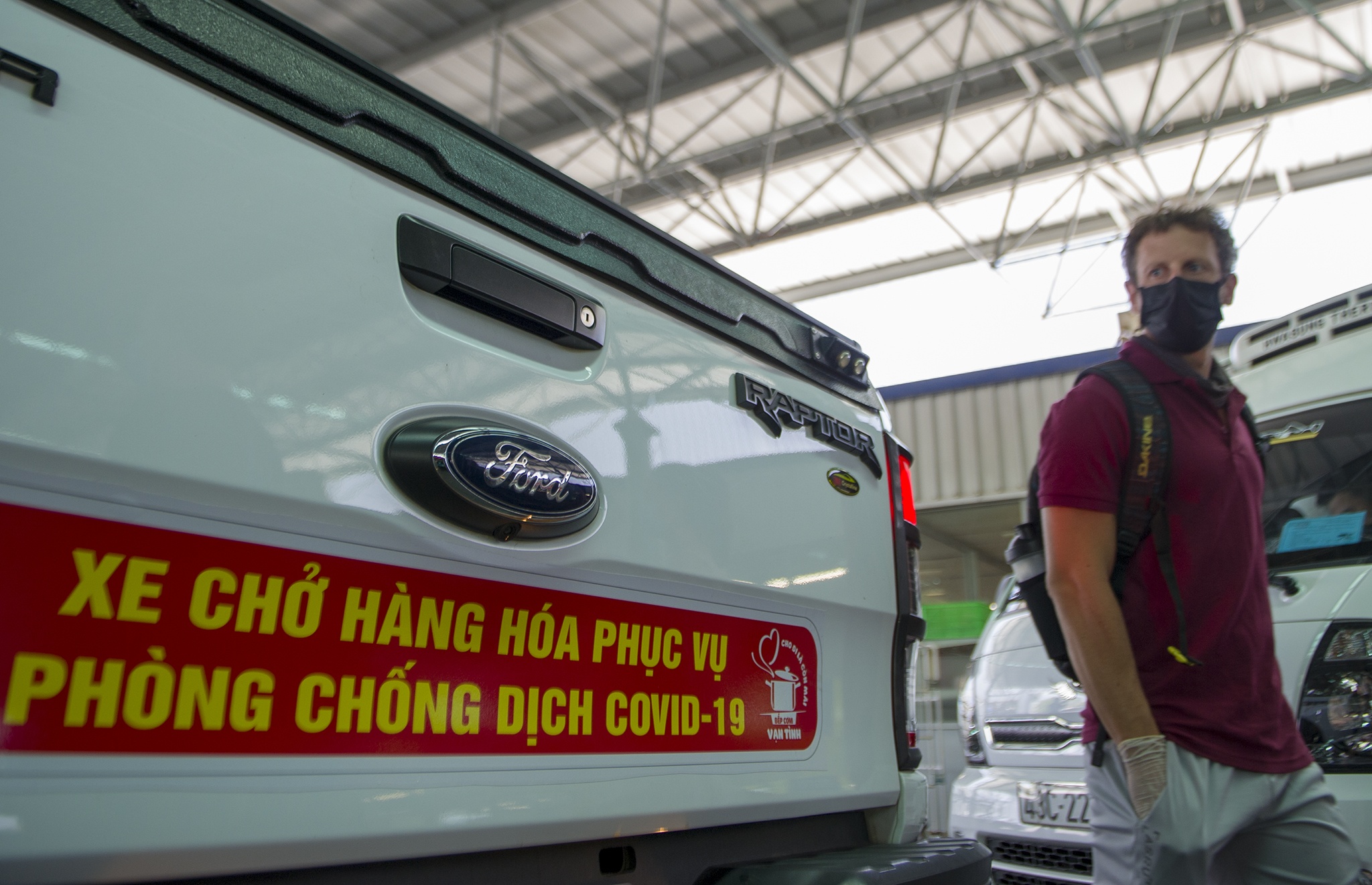 Trao hang vien tro cho dan ngheo chong dich anh 7