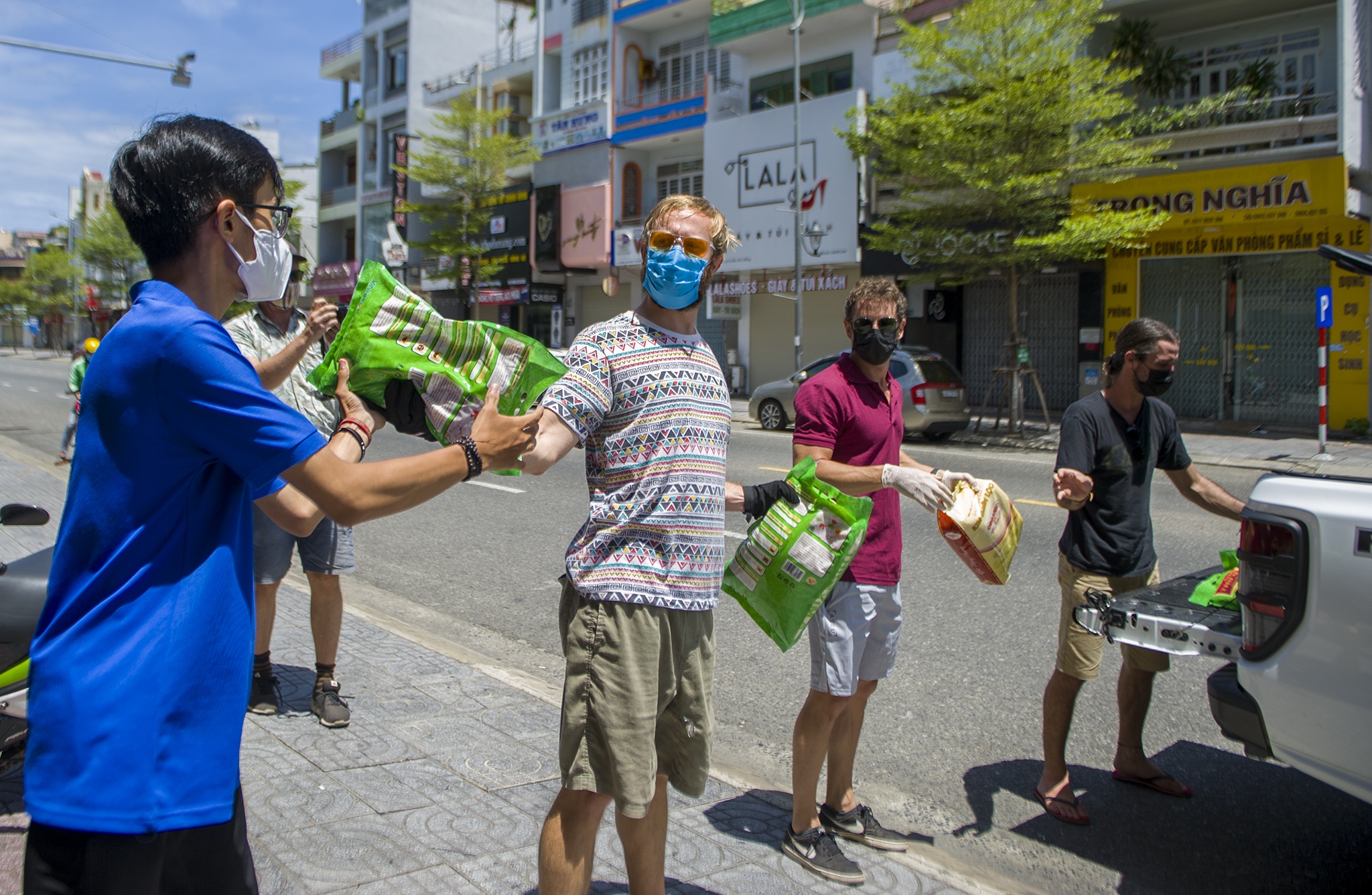 Trao hang vien tro cho dan ngheo chong dich anh 10