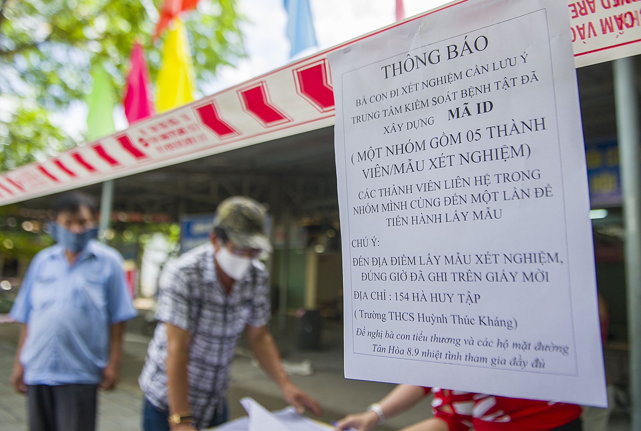 Dong cua cho vi co nguoi mac Covid-19 anh 3