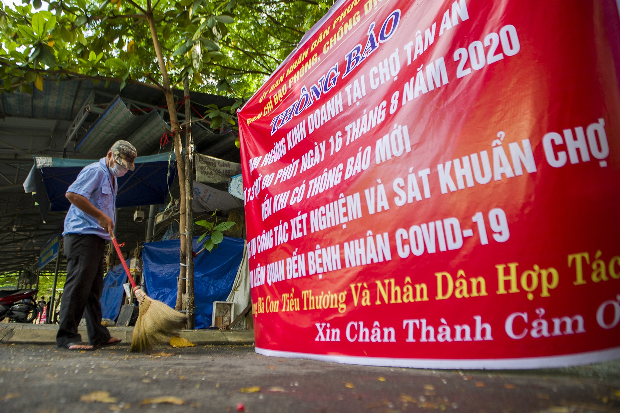 Dong cua cho vi co nguoi mac Covid-19 anh 9