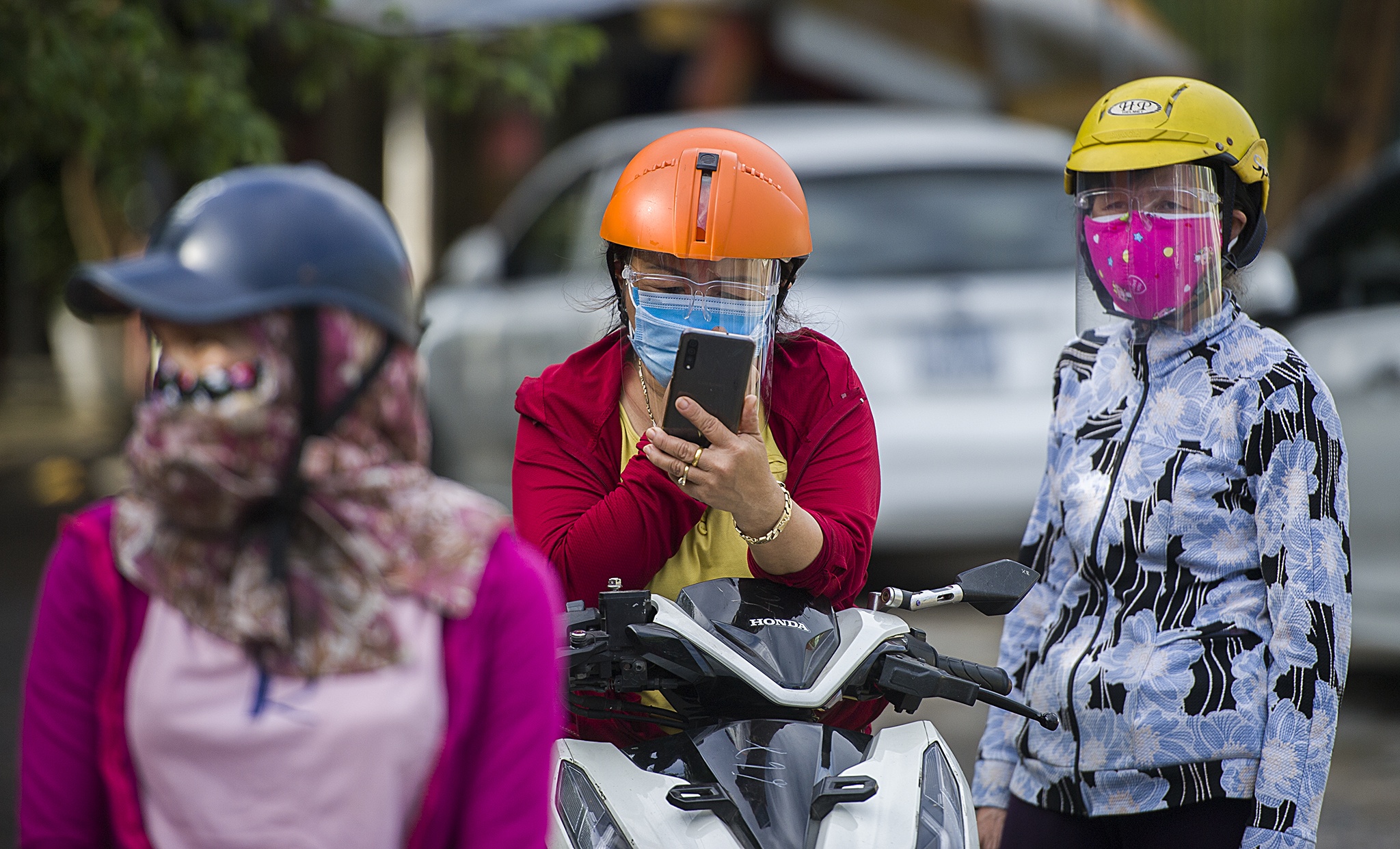 Dong cua cho vi co nguoi mac Covid-19 anh 8