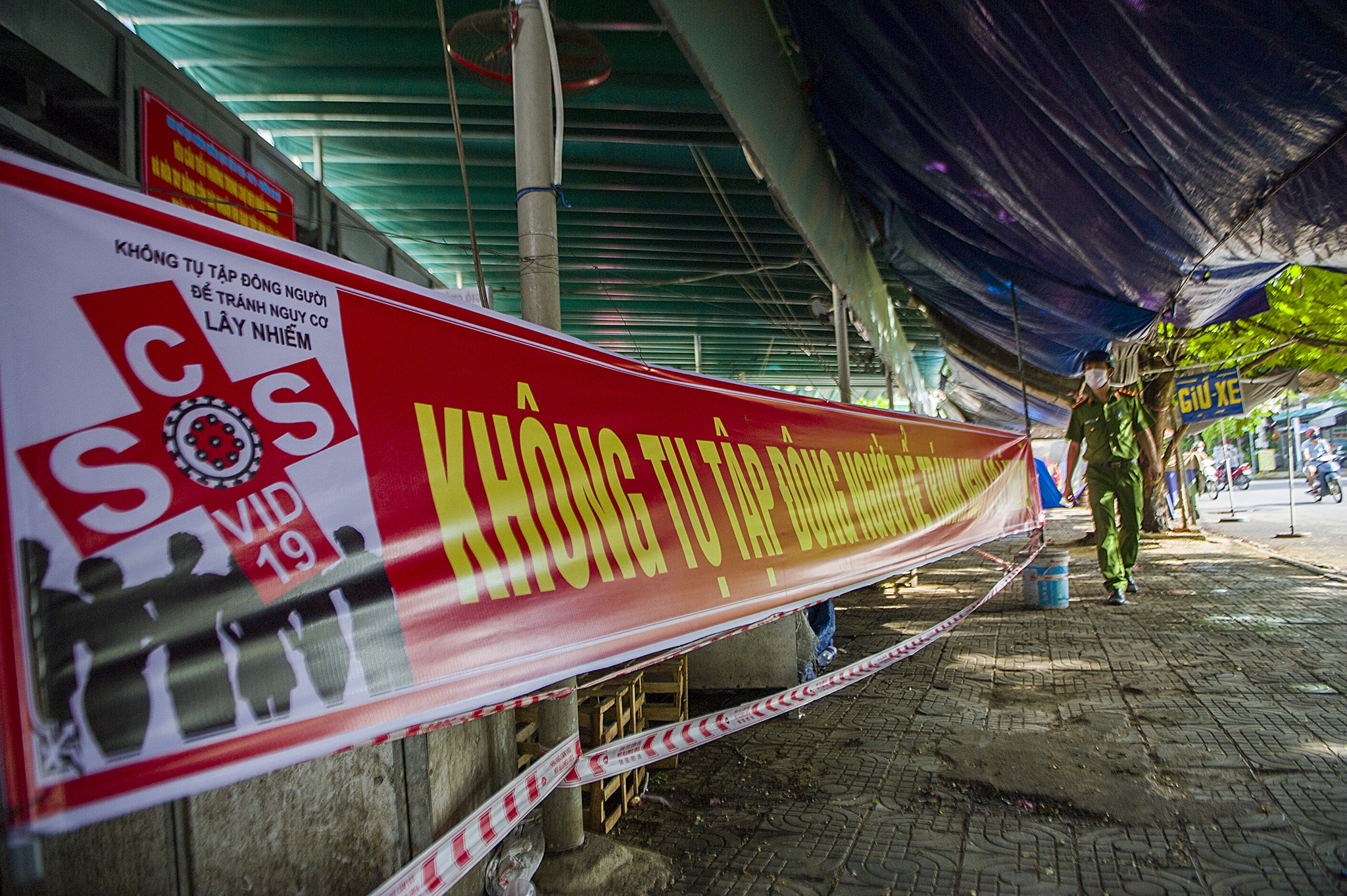 Dong cua cho vi co nguoi mac Covid-19 anh 1