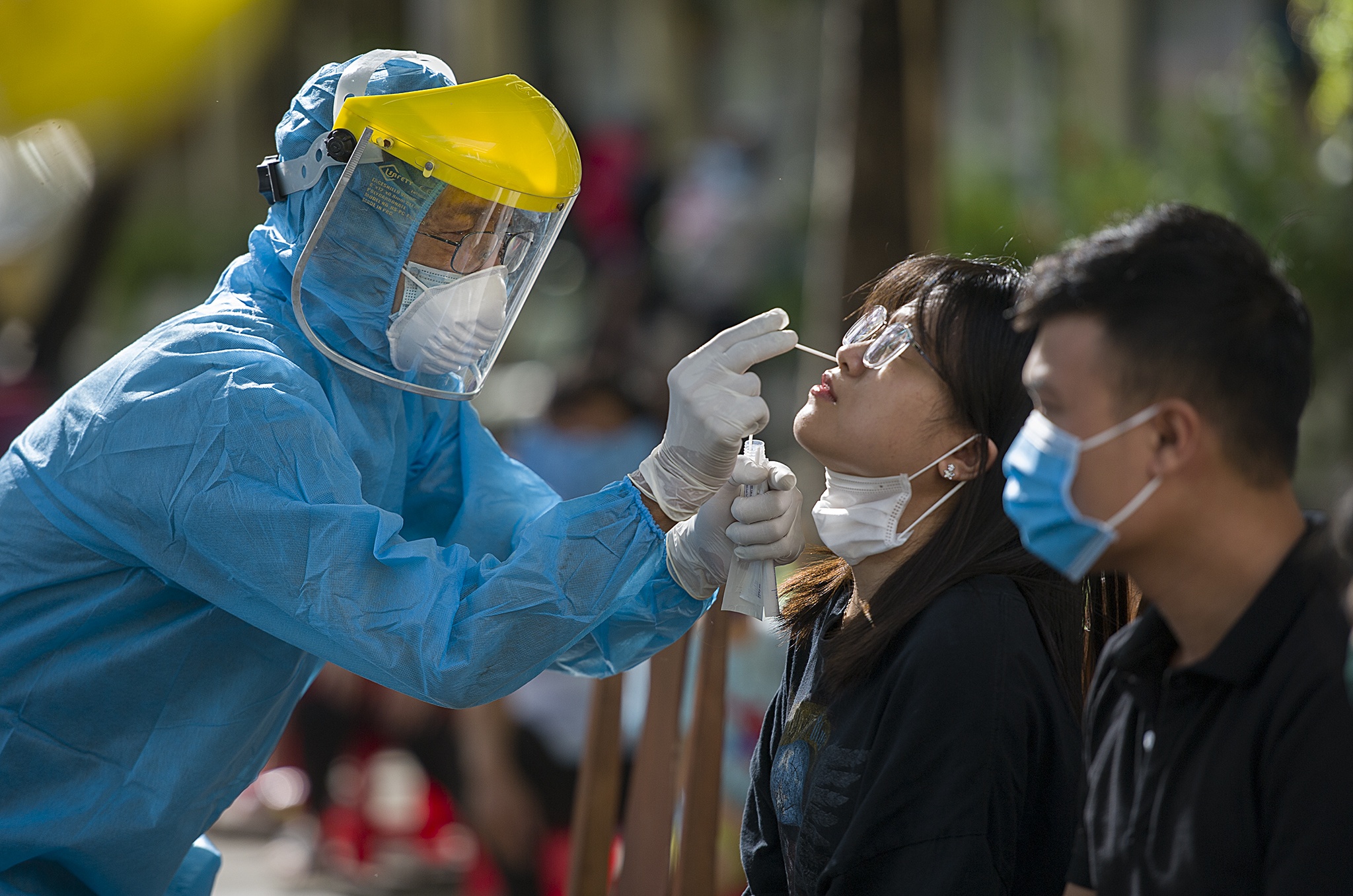 Dong cua cho vi co nguoi mac Covid-19 anh 5