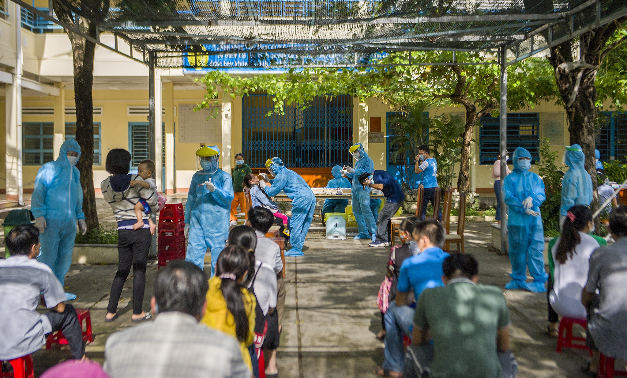 Dong cua cho vi co nguoi mac Covid-19 anh 4