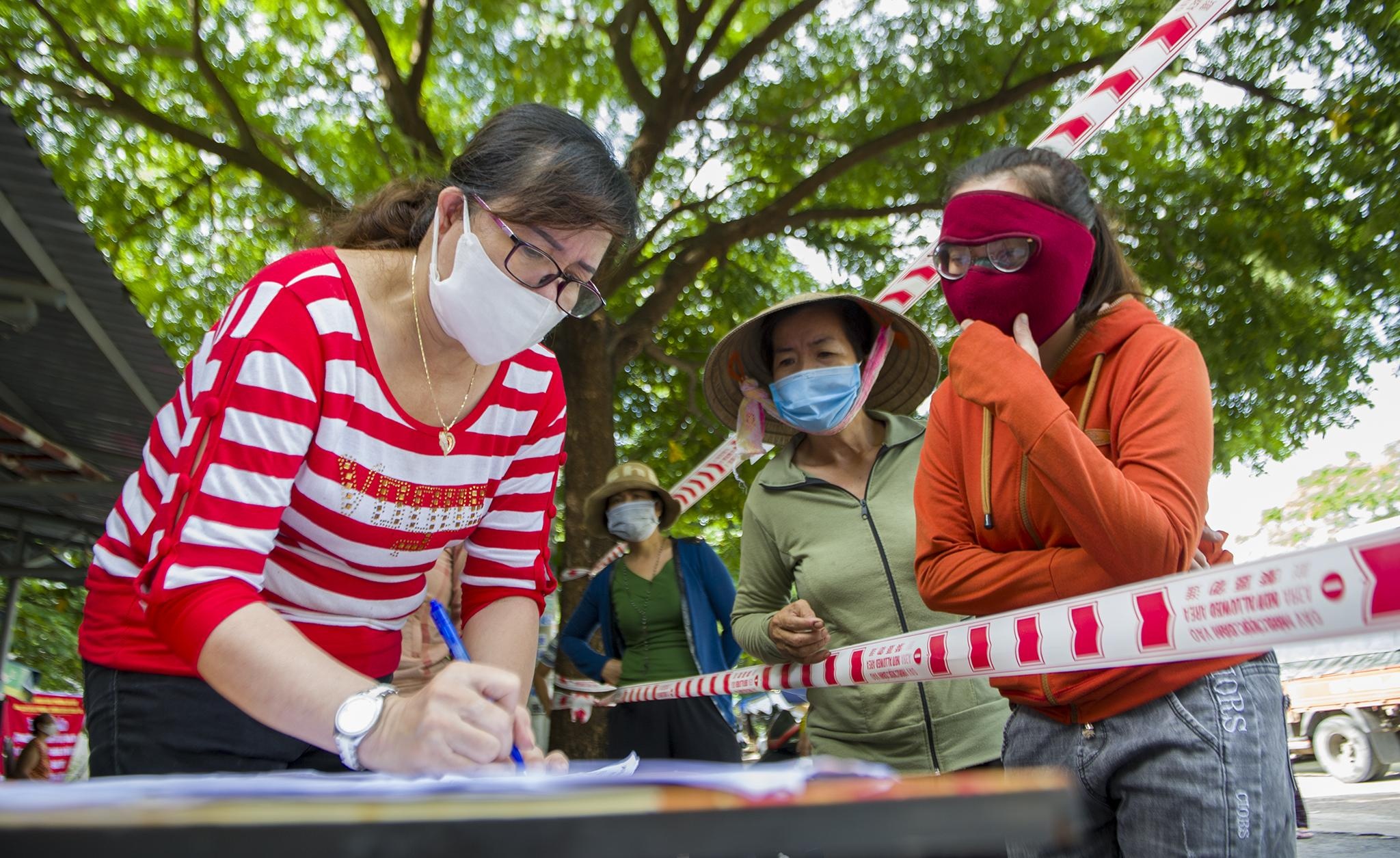 Dong cua cho vi co nguoi mac Covid-19 anh 2